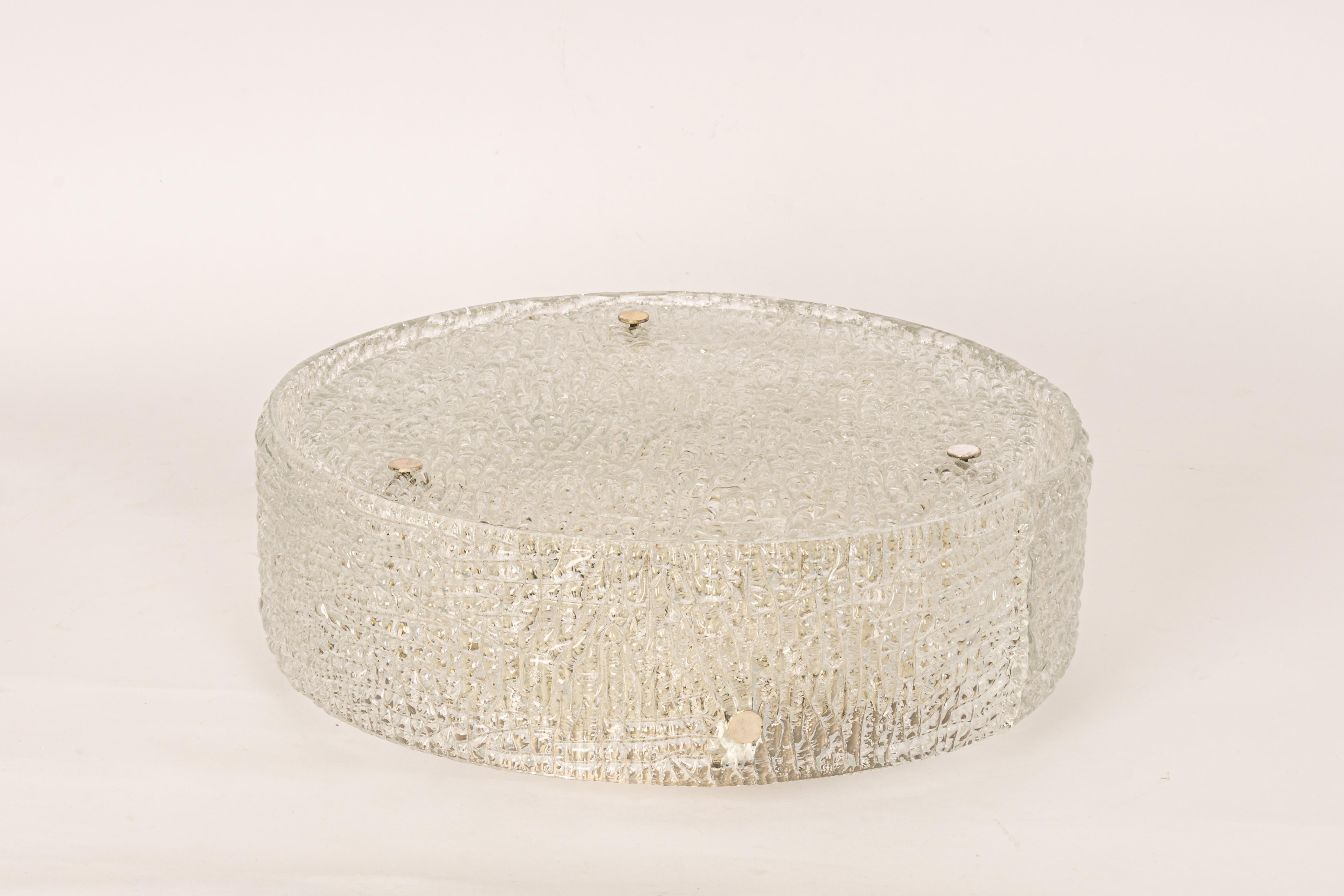 Fantastique boîte à boutons de Kaiser, Allemagne, fabriquée vers 1960-1969. Verres de Murano incurvés suspendus à un luminaire.

Douilles : 4 x ampoules E27 (max. 60 watts chacune)
Les ampoules ne sont pas incluses. Il est possible d'installer ce