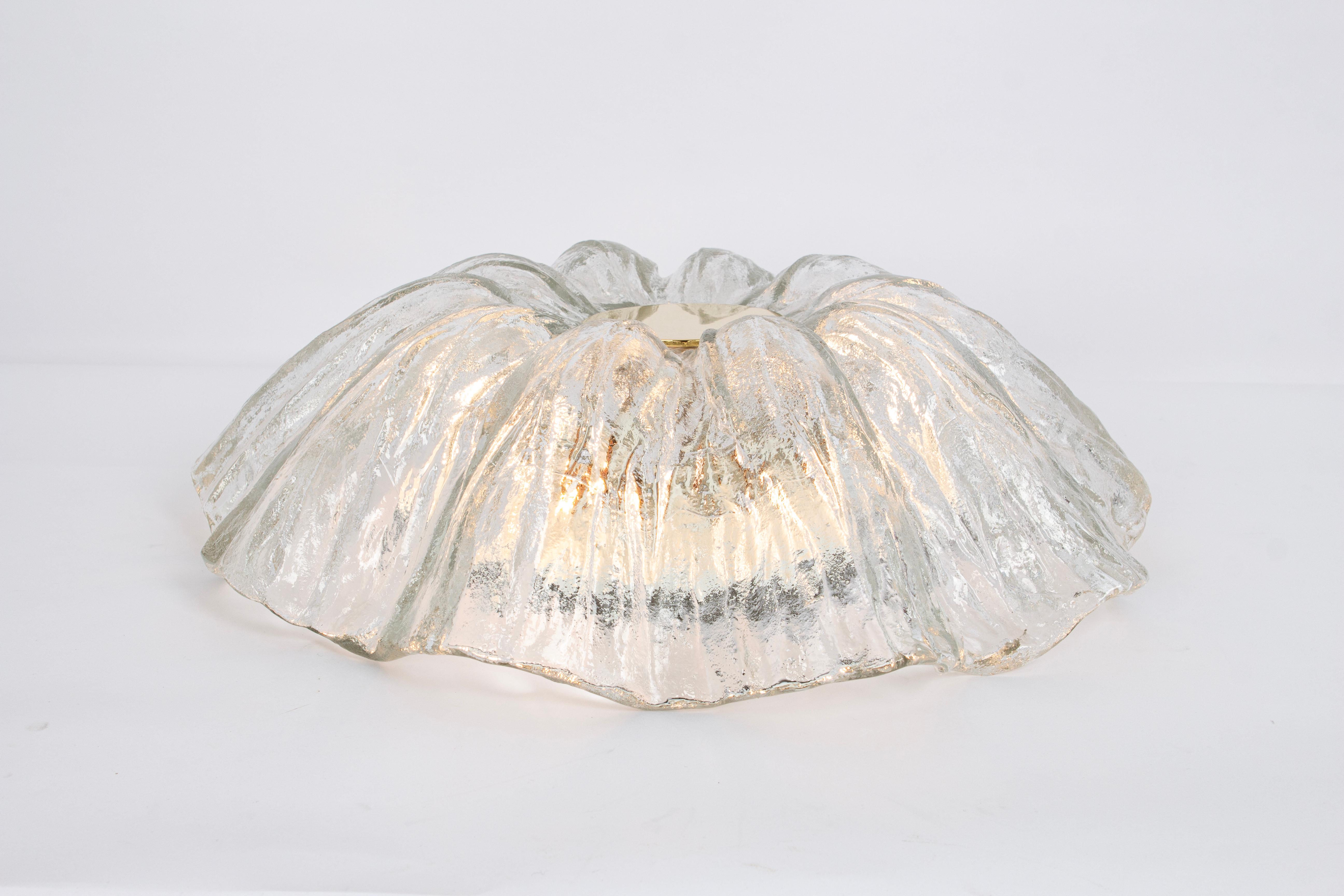 Grandi luci da incasso disegnate da Kalmar, Austria, anni '70
Meraviglioso grande vetro organico trasparente di Murano
Di alta qualità e in ottime condizioni. Pulito, ben cablato e pronto all'uso.


L'apparecchio richiede 6 lampadine piccole (E-14 /