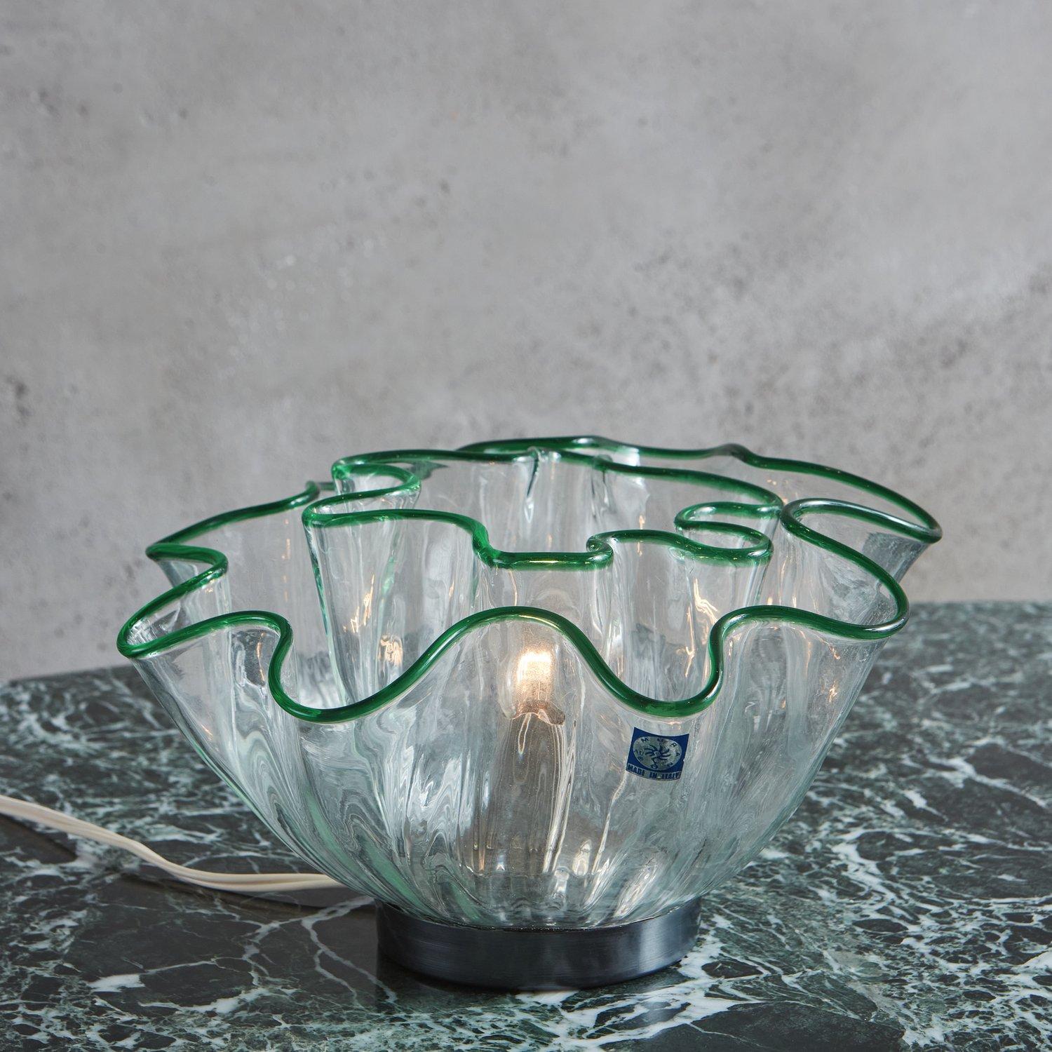 Eine Kollektion italienischer Galea-Lampen, entworfen von Adalberto Dal Lago für Vistosi im Jahr 1968. Diese Lampen aus mundgeblasenem Murano-Glas haben verschachtelte Fazzoletto-Schirme mit grünem Rand. Wenn sie angezündet werden, geben sie einen
