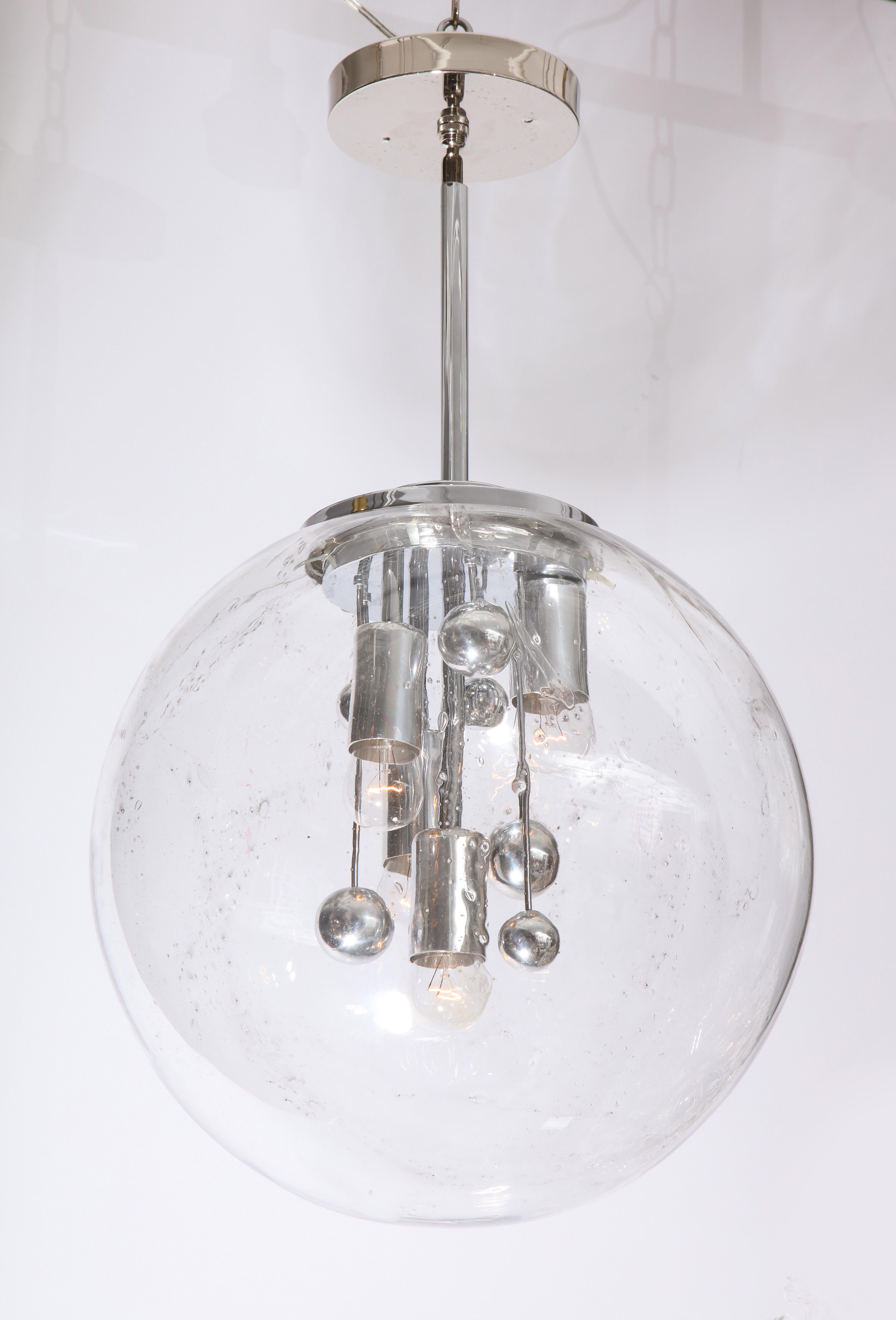 Grande suspension spoutnik en verre de Murano par Doria lighting company.
Le grand globe en verre est subtilement veiné de gris et il a été récemment recâblé pour les États-Unis
avec quatre prises de courant standard.
La hauteur totale est de 28