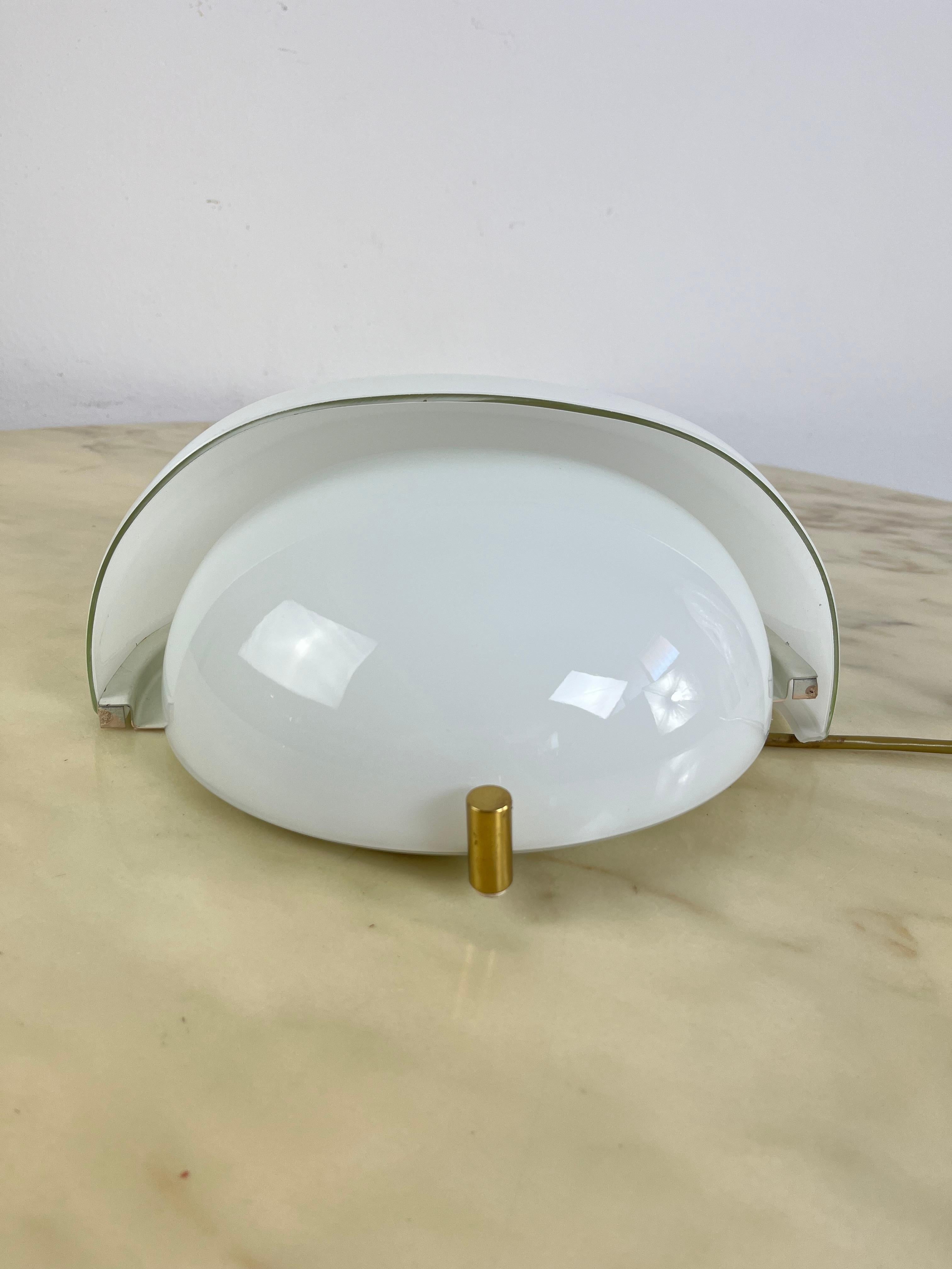 Large Murano glass wall  lamp by Vico Magistretti for Artemide, Mid-Century Mania 1960s model
Intact and in excellent condition, two E27 lamps, metal and brass structure, small signs of aging.