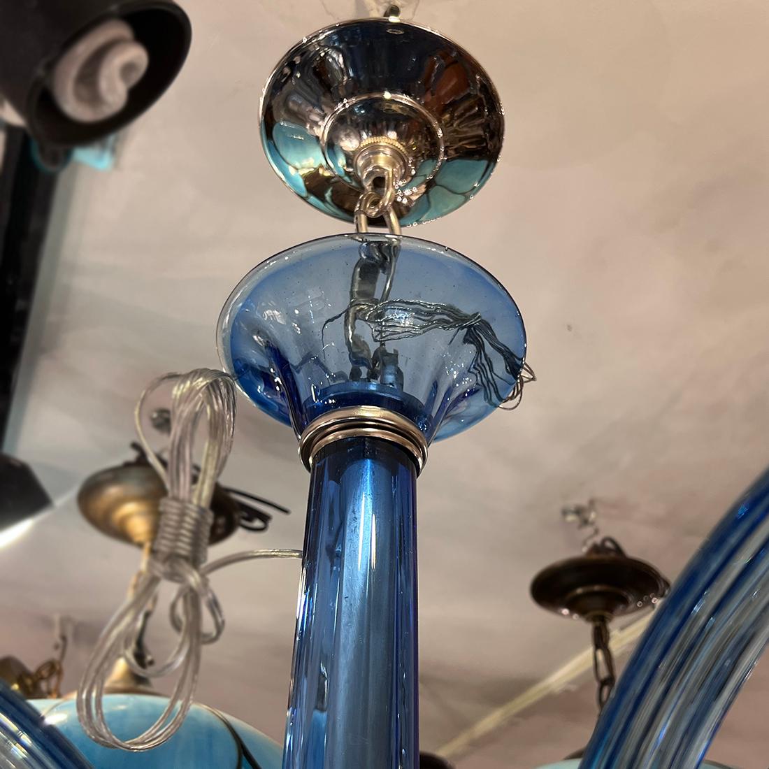 Ein großer italienischer Kronleuchter aus mundgeblasenem Glas aus den 1960er Jahren mit Kandelabern im Inneren und langen blauen, mundgeblasenen Glaswedeln, einer Schale und einem Endstück.

Abmessungen:
Höhe des Körpers:43