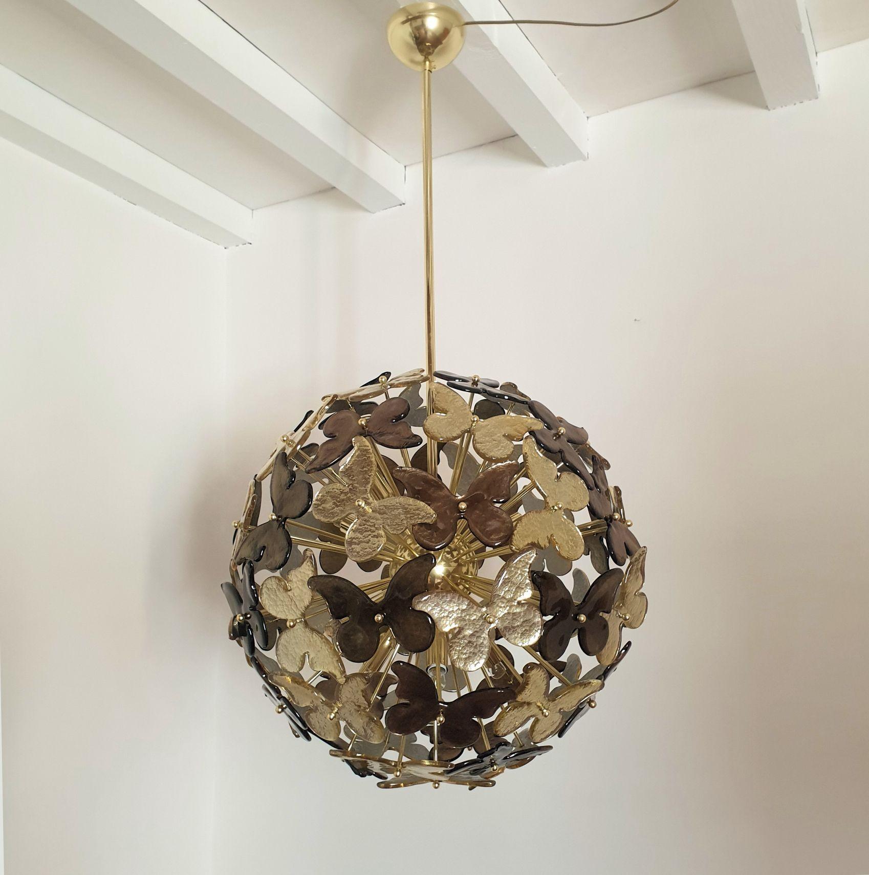 Großer Sputnik-Kronleuchter aus Murano-Glas, zugeschrieben Mazzega, 1980er Jahre, Italien.
Der italienische Murano-Glas-Kronleuchter hat einen polierten Messingrahmen, mit 12 Lichtern und ist professionell für die USA mit Candelabra-Fassungen oder