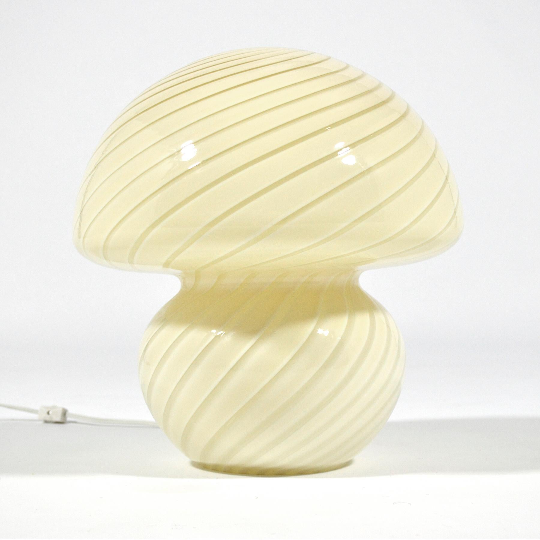 Mid-Century Modern Vetri Murano Glass Mushroom Shaped Spiral Table Lamp