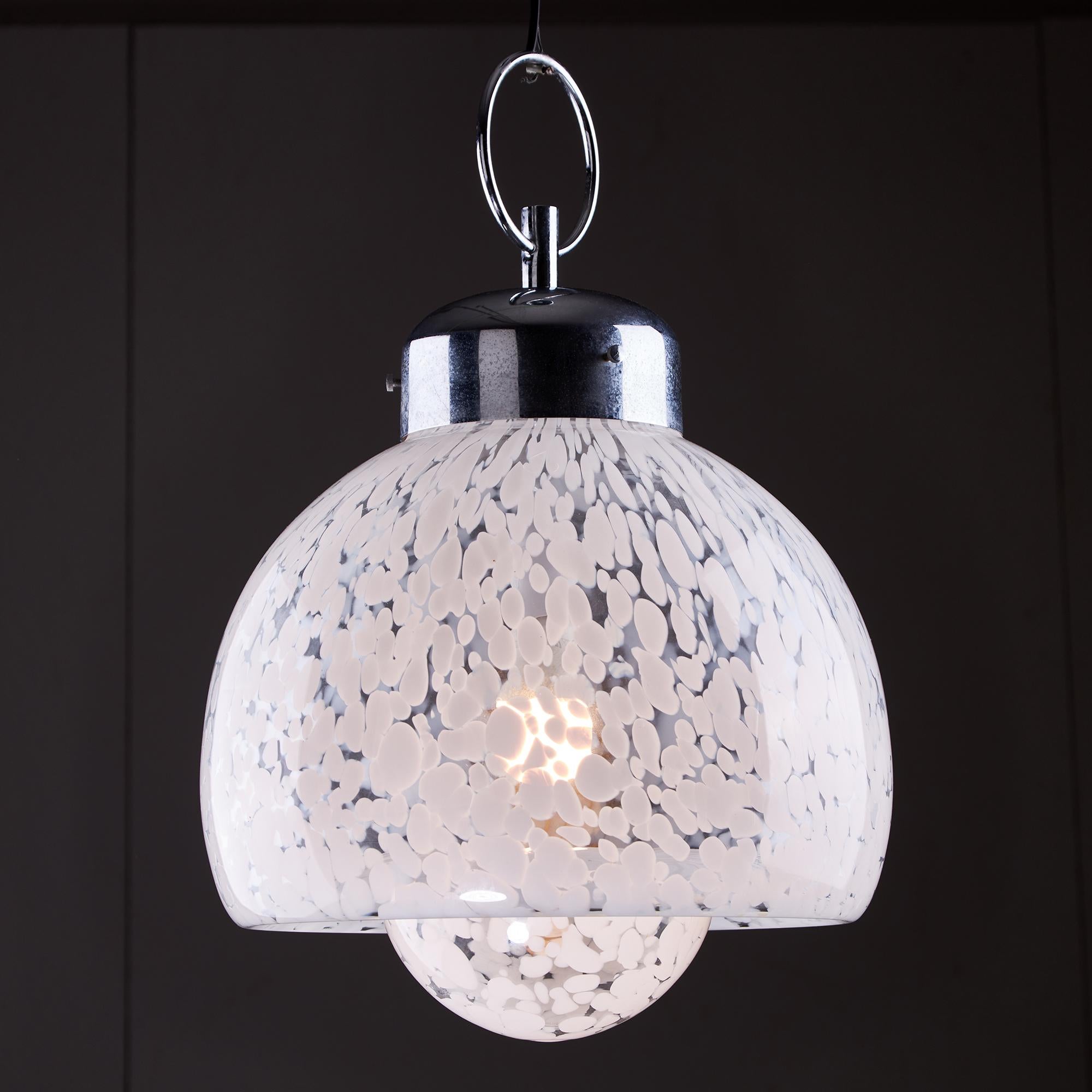 Grande e pesante pendente in vetro di Murano disegnato da Carlo Nason per Mazzega negli anni '60. La sua forma è emisferica, con una piccola sfera al centro. L'articolo è perfettamente funzionante e in ottime condizioni, il corpo cromato regolabile