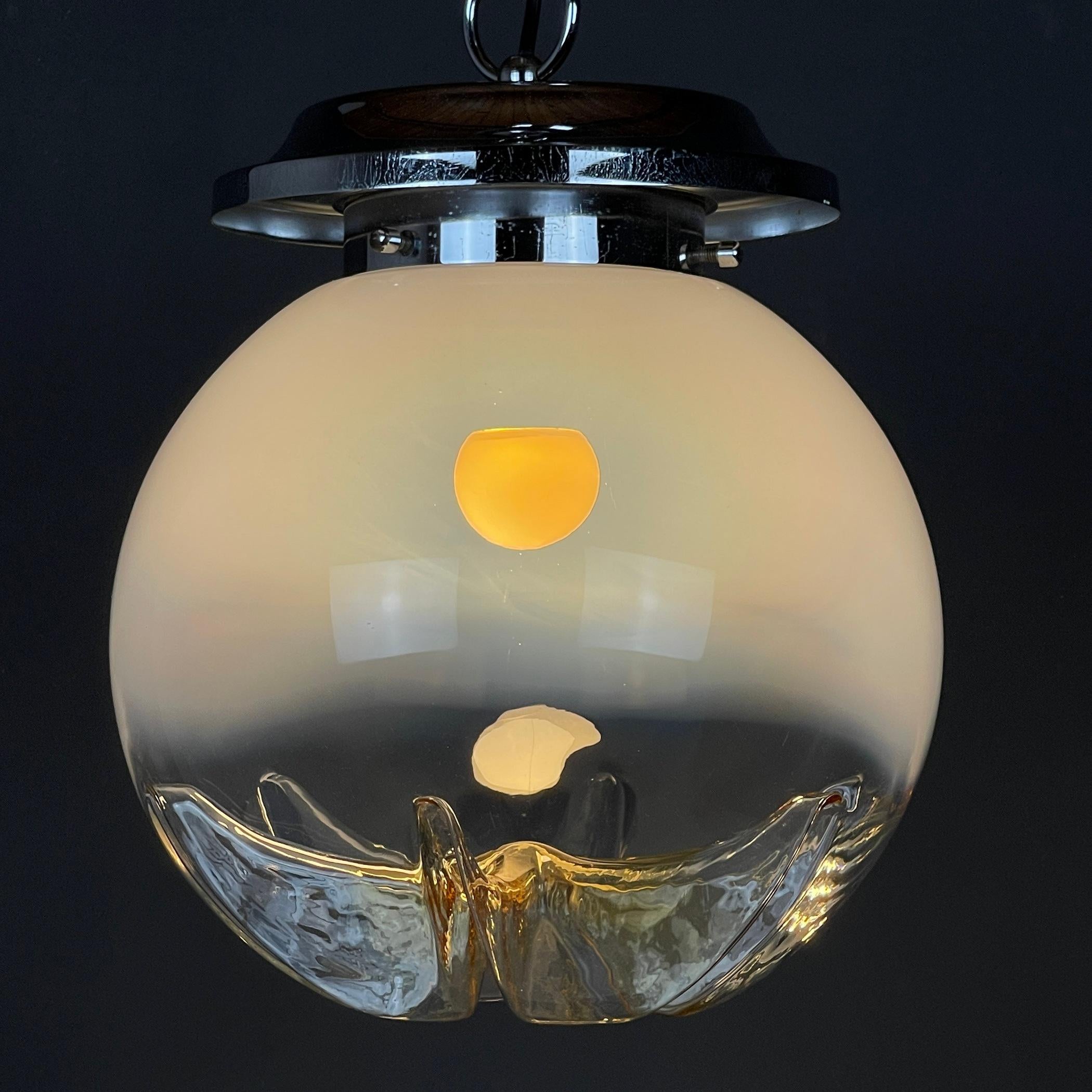 Grande lampe suspendue en verre Murano par Mazzega Murano Italie 1960s  en vente 2