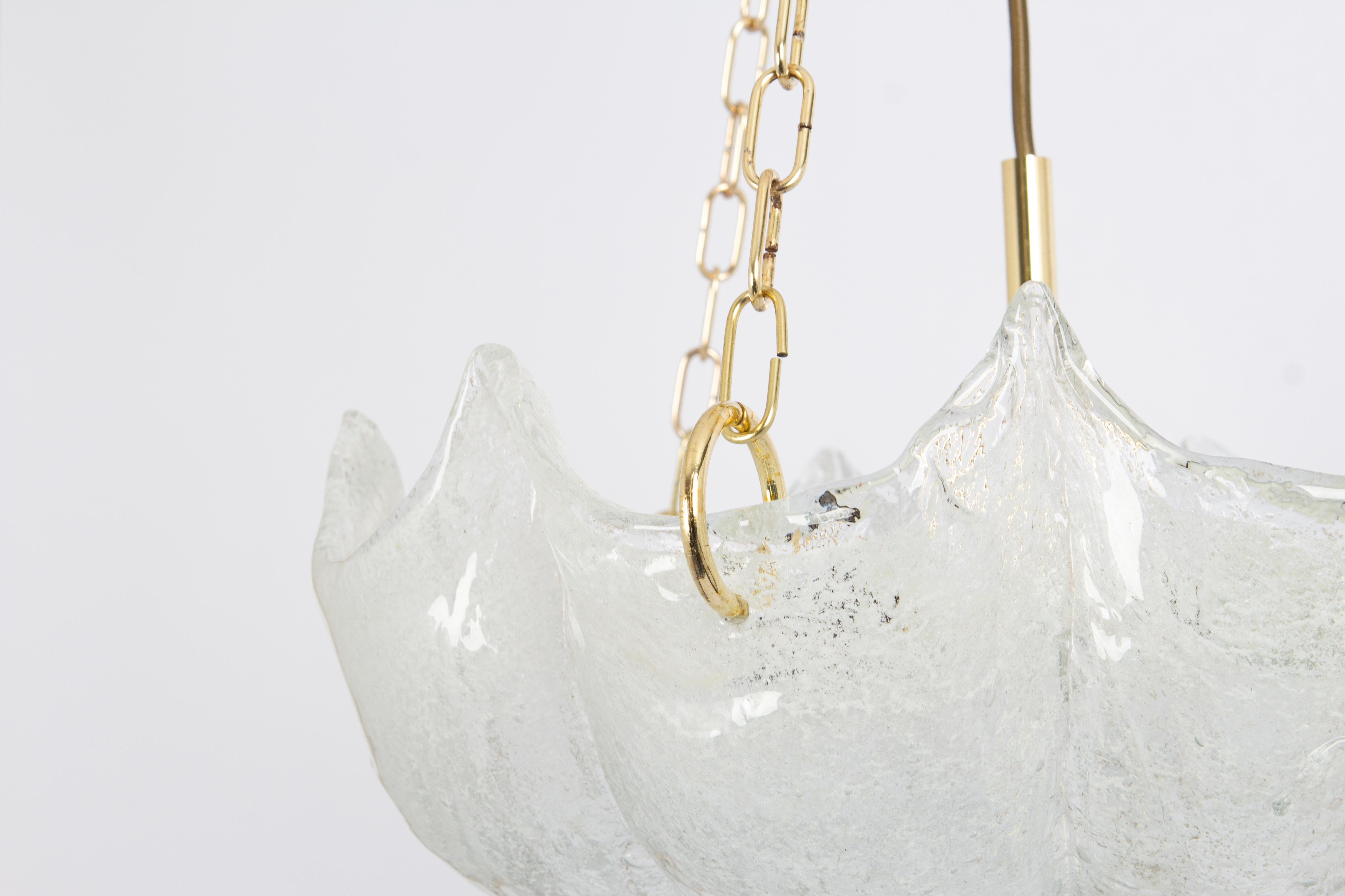 Un meraviglioso incasso rotondo in vetro di Murano prodotto da Kaiser Leuchten in Germania negli anni Settanta.
Apparecchio in vetro di Murano con texture spessa e base in metallo dorato con supporto in ottone.

Di alta qualità e in ottime