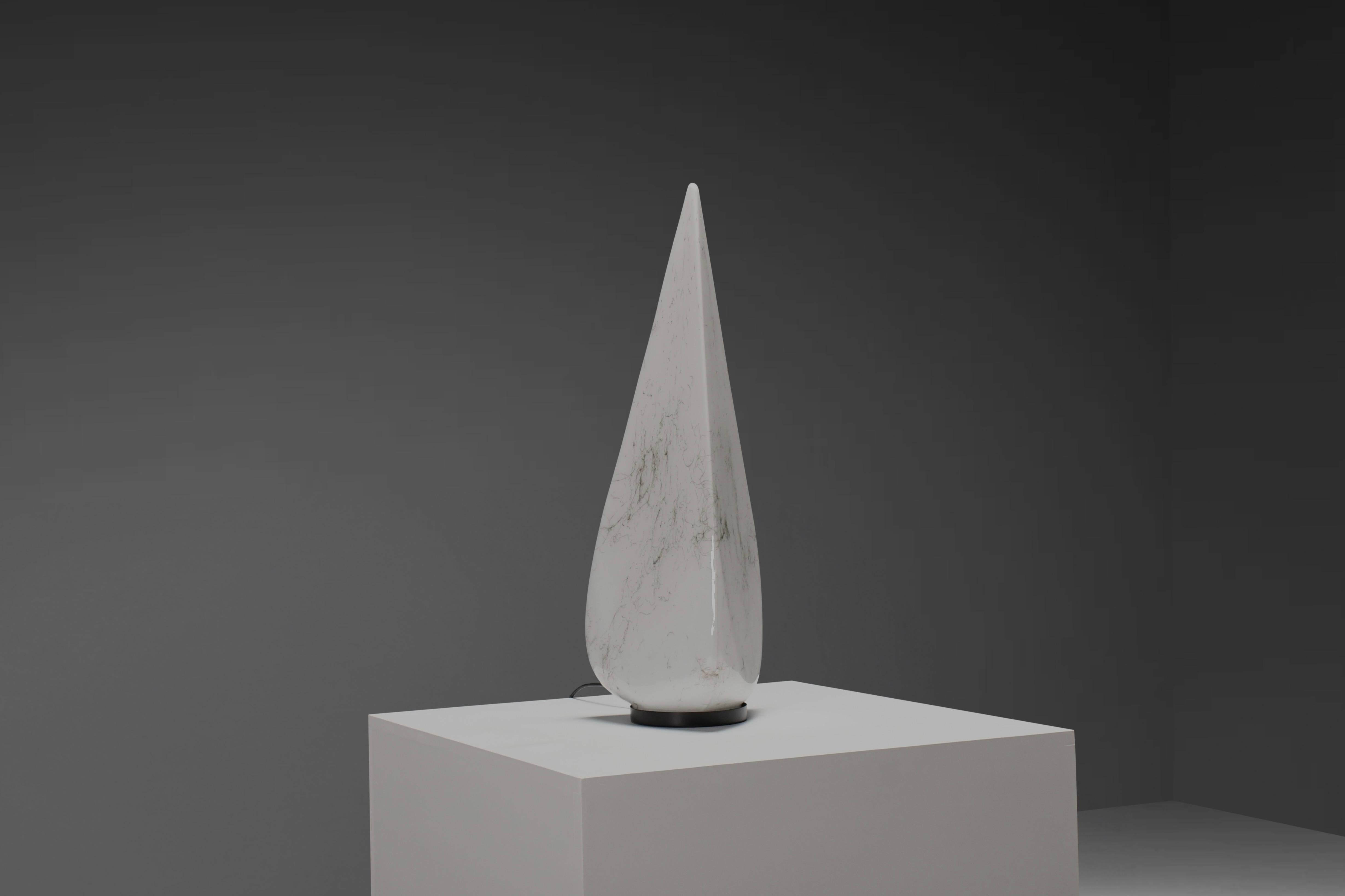 Impressive pyramid table lamp in excellent condition.

Designed by Lino Tagliapietra in the 1970s 

Manufactured by Vetro Milano, Italy

This distinctive Murano lamp is shaped in a stretched triangular figure.

The white Murano glass has thin lines