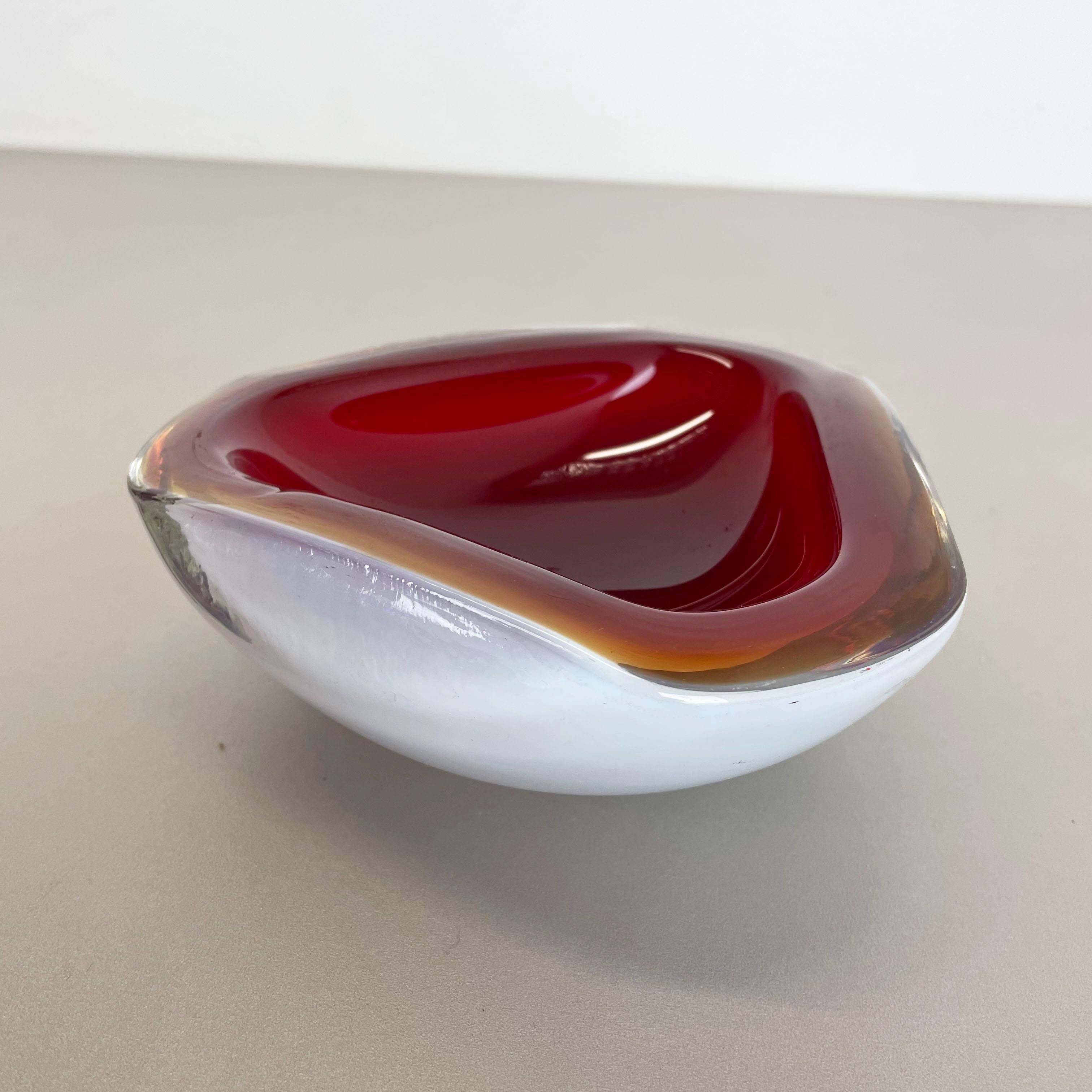 Grand cendrier en verre de Murano « RED-WHITE » avec bol en forme de coquillage de 1,4 carat, Murano, Italie, 1970 Bon état - En vente à Kirchlengern, DE