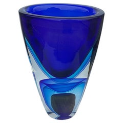 Grand vase en verre de Murano bleu vif avec or signé Romano Dona Sommerso