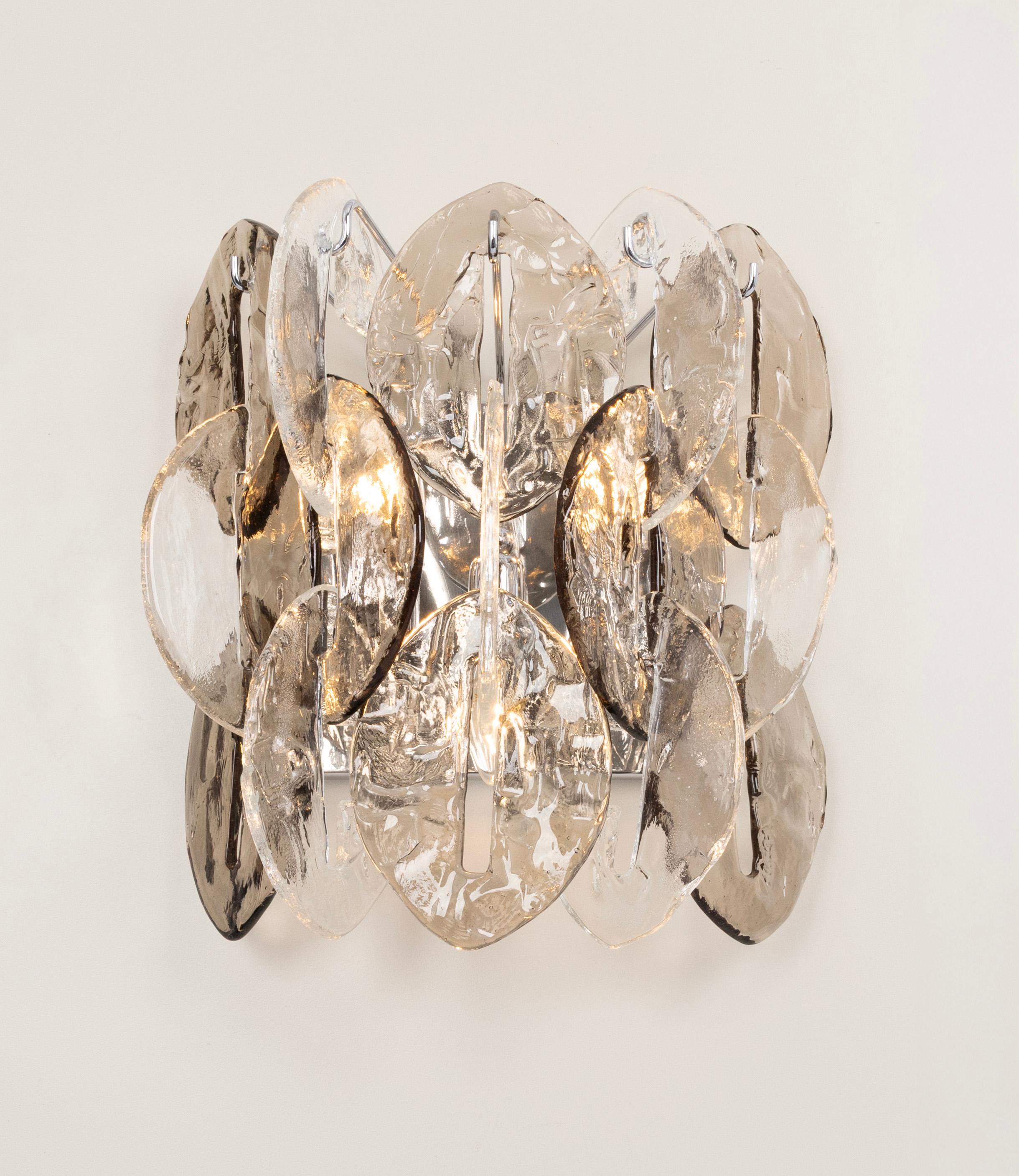 Una rara ed eccezionale coppia di lampade da parete, modello CEO, di Kalmar, Austria, realizzate a metà del secolo scorso (anni '70).
Disegnato da Carlo Nason.

Queste suggestive luci sono caratterizzate da elementi in vetro di Murano italiano che