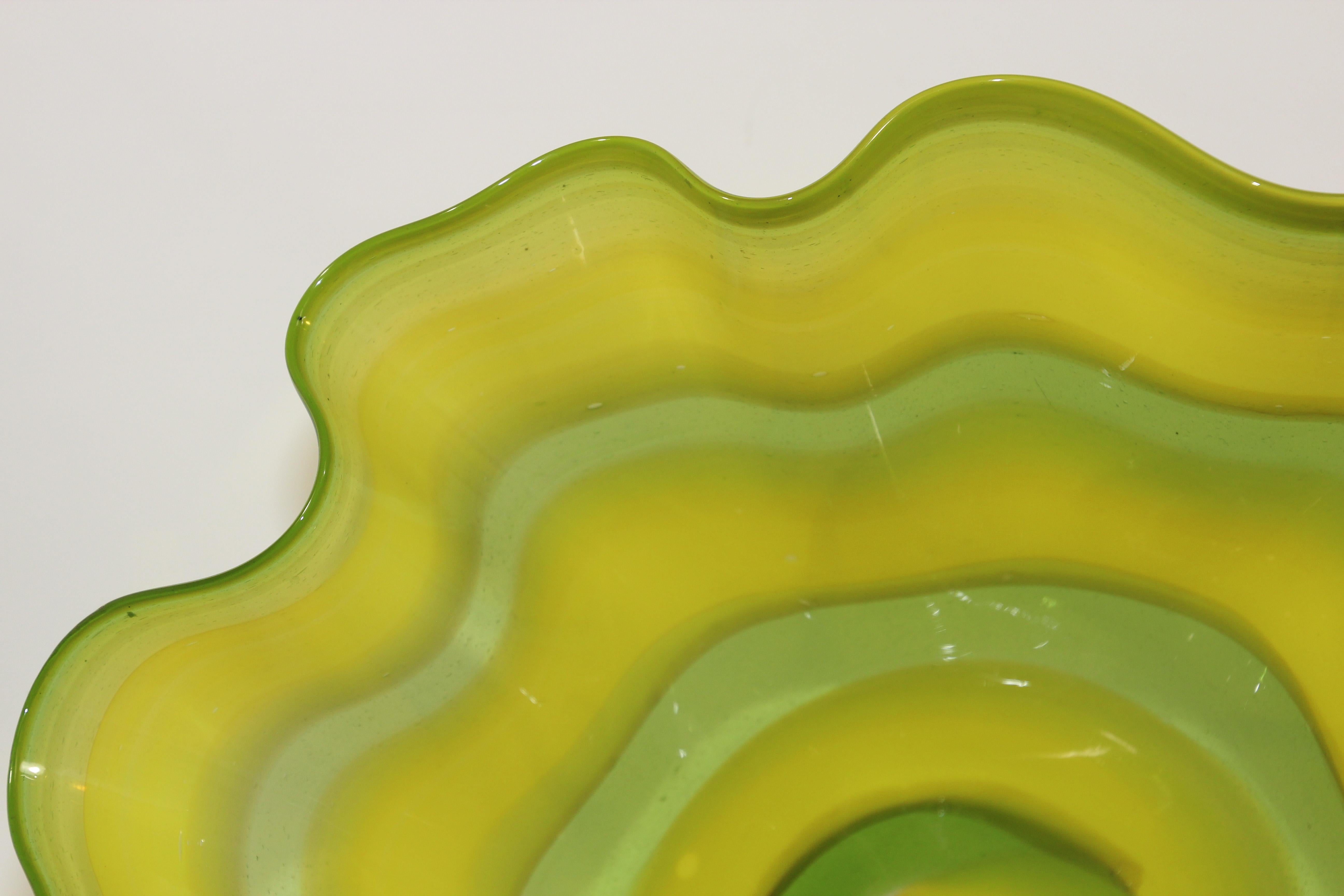 Large Murano Glass Sea form Yellow and Green Bowl, in the Style of Chihuly In Good Condition For Sale In North Hollywood, CA