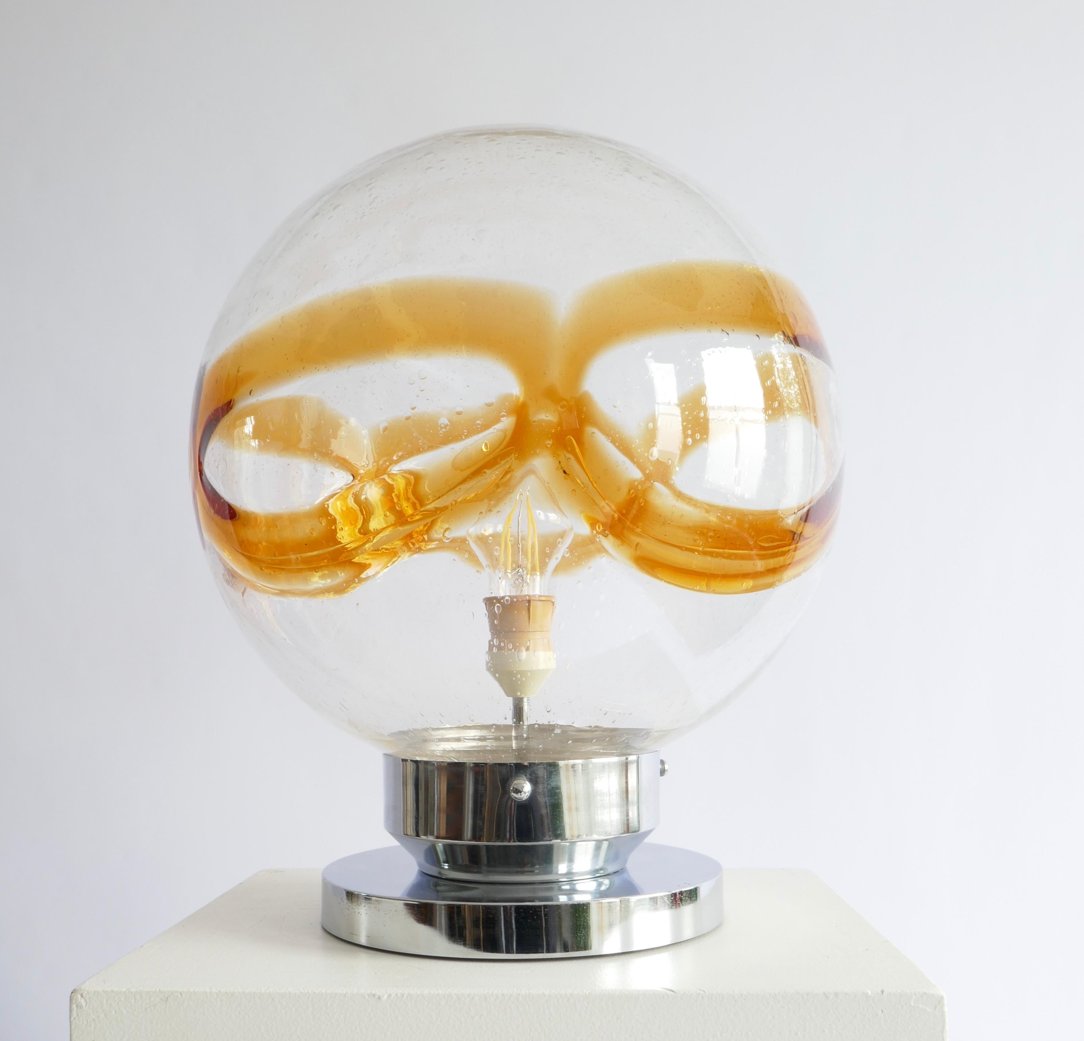 Eine Statement-Lampe und doch so leicht anpassbar an alle Umgebungen

Handgeblasenes Murano Glas mit Chromsockel

Höhe 42cm
Durchmesser 35cm
Chromsockel Durchmesser 22cm

Italien 1970.