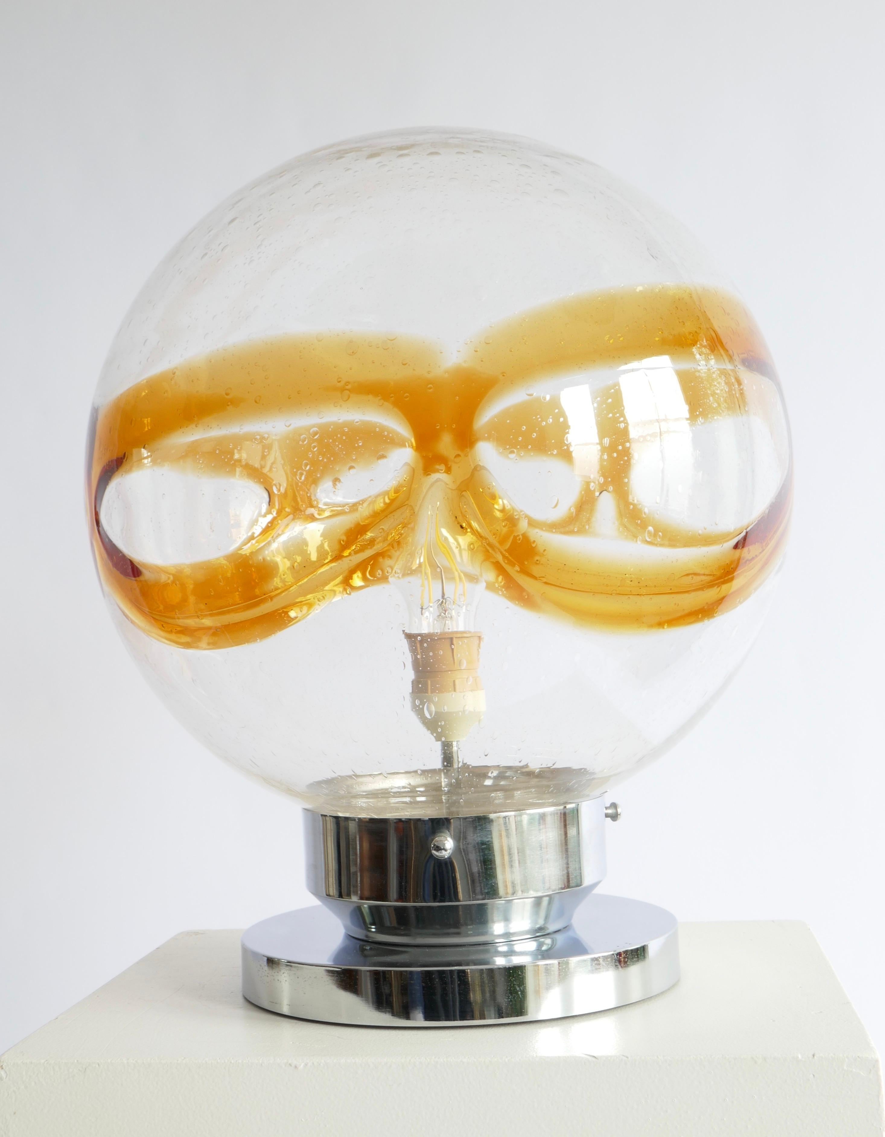 Mid-Century Modern Grande lampe de bureau sphérique en verre de Murano avec base chromée, Italie, années 1970 en vente