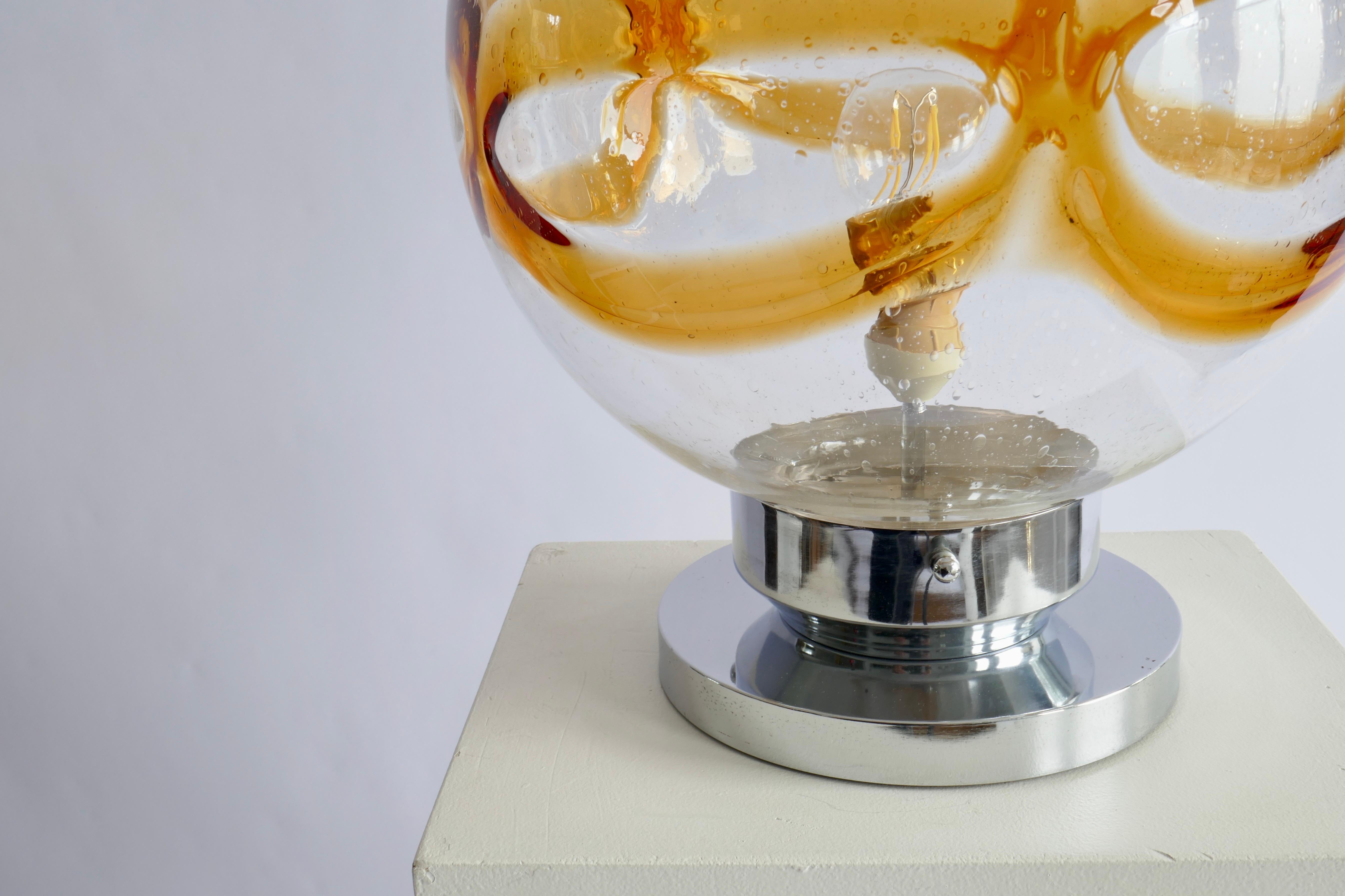 Verre de Murano Grande lampe de bureau sphérique en verre de Murano avec base chromée, Italie, années 1970 en vente