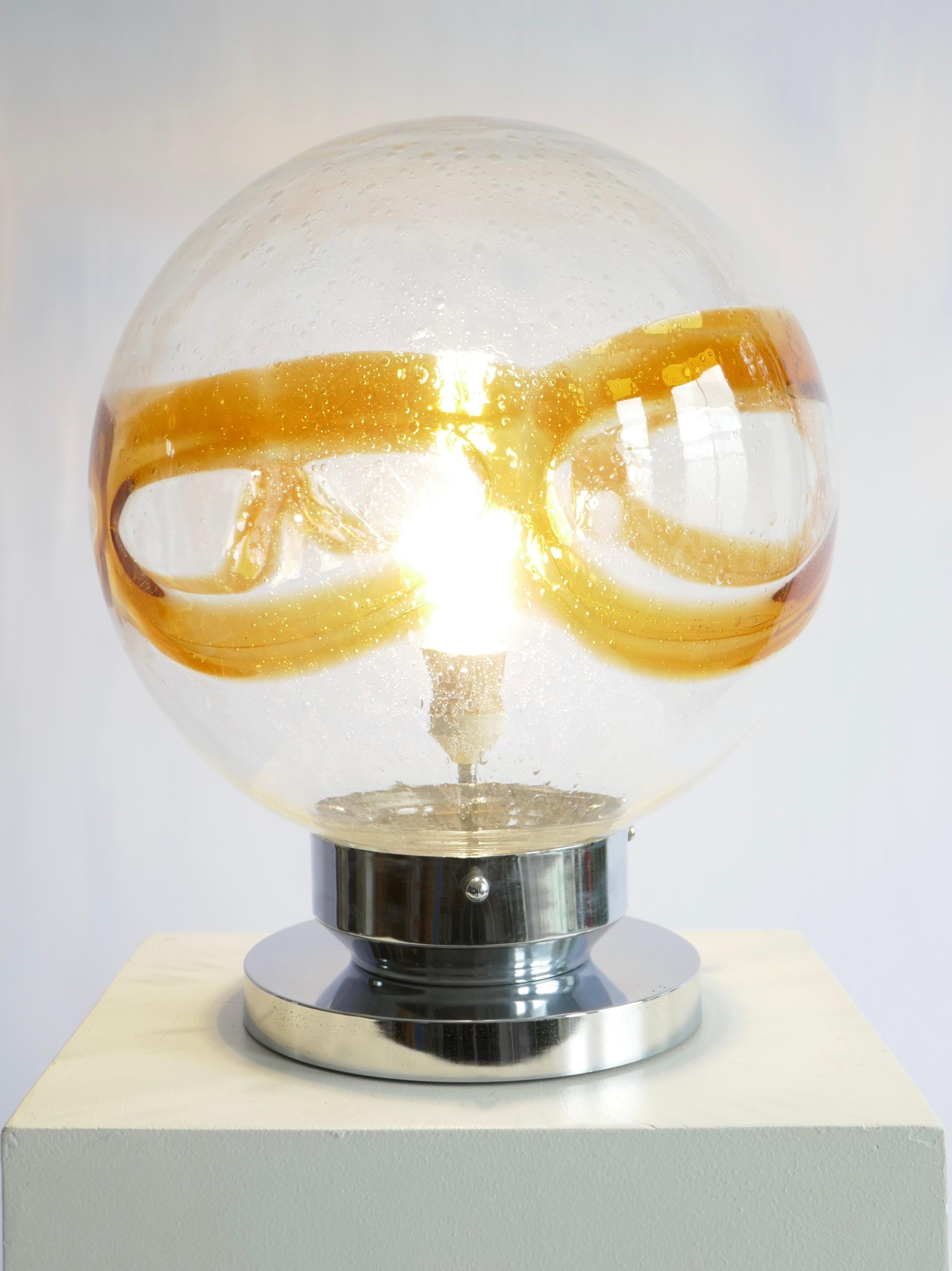 Grande lampe de bureau sphérique en verre de Murano avec base chromée, Italie, années 1970 en vente 2