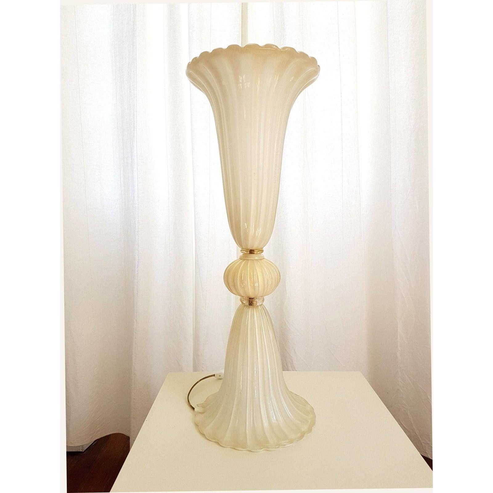 Barovier and Toso style, Mid-Century Modern pair of extra large table lamps, or floor lamps in hand blown Murano glass.
Murano, Italy, 1970s.
The neoclassical style lamps are made of handmade translucent white Murano glass, with gold inclusions.