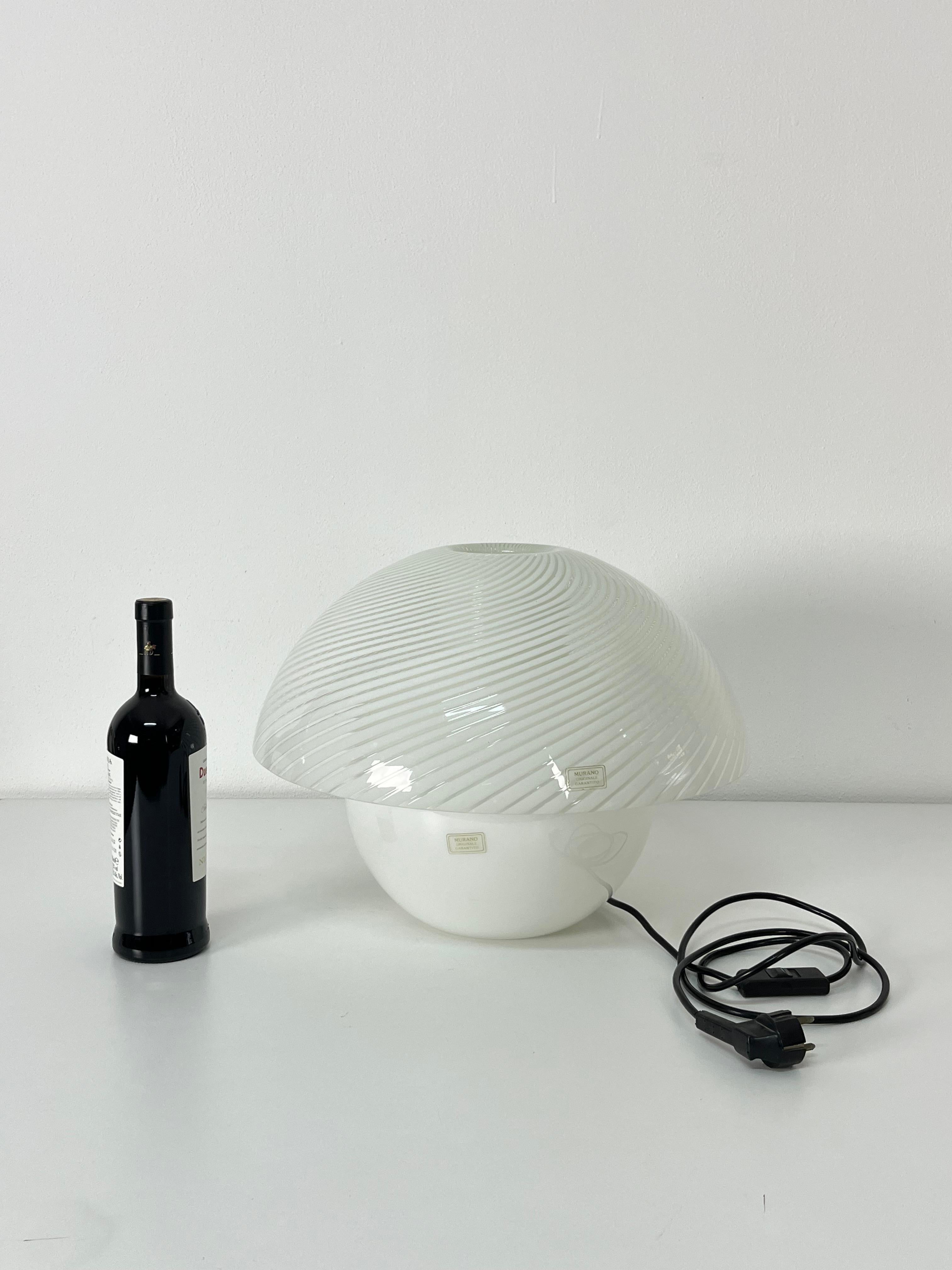 Grande lampada da tavolo in vetro di Murano attribuita a Venini, anni '70
Condit e in ottime condizioni, lampadina E27
Si compone di due parti, come mostrato nelle fotografie descrittive.

Garantiamo una spedizione rapida con un imballaggio adeguato