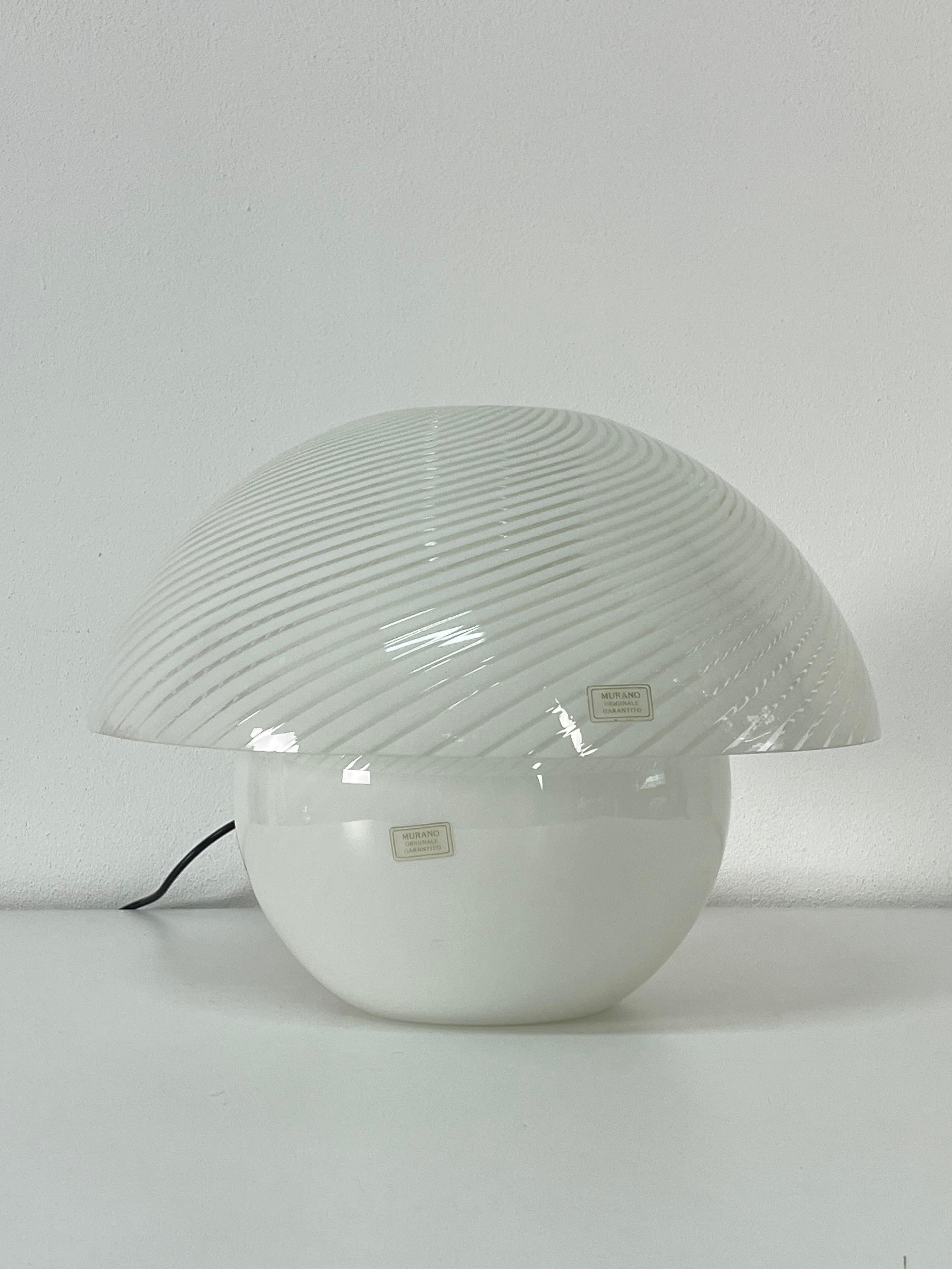 Italiano Grande lampada da tavolo in vetro di Murano attribuita a Venini, anni '70 in vendita
