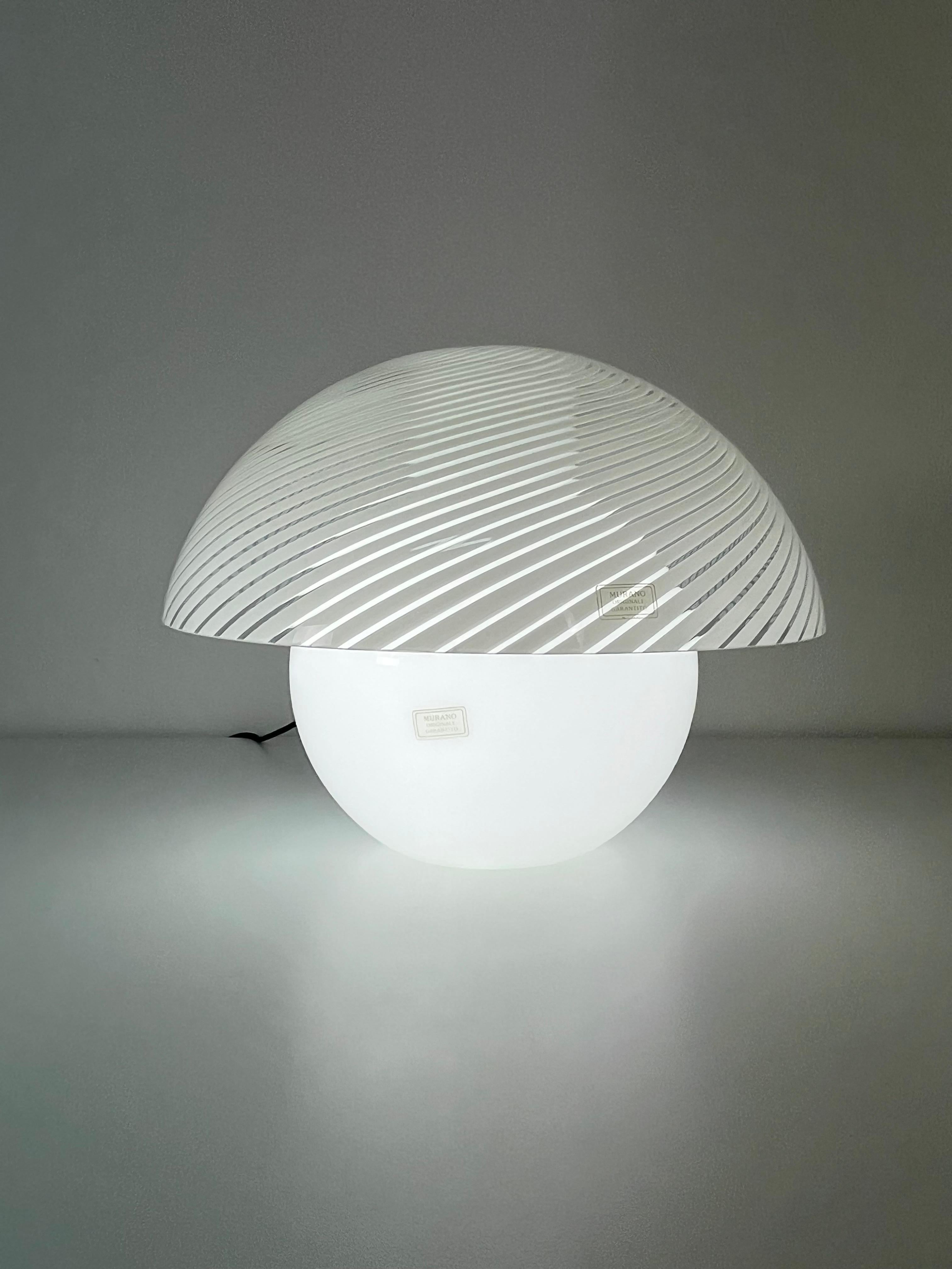 Grande lampada da tavolo in vetro di Murano attribuita a Venini, anni '70 in vendita 1