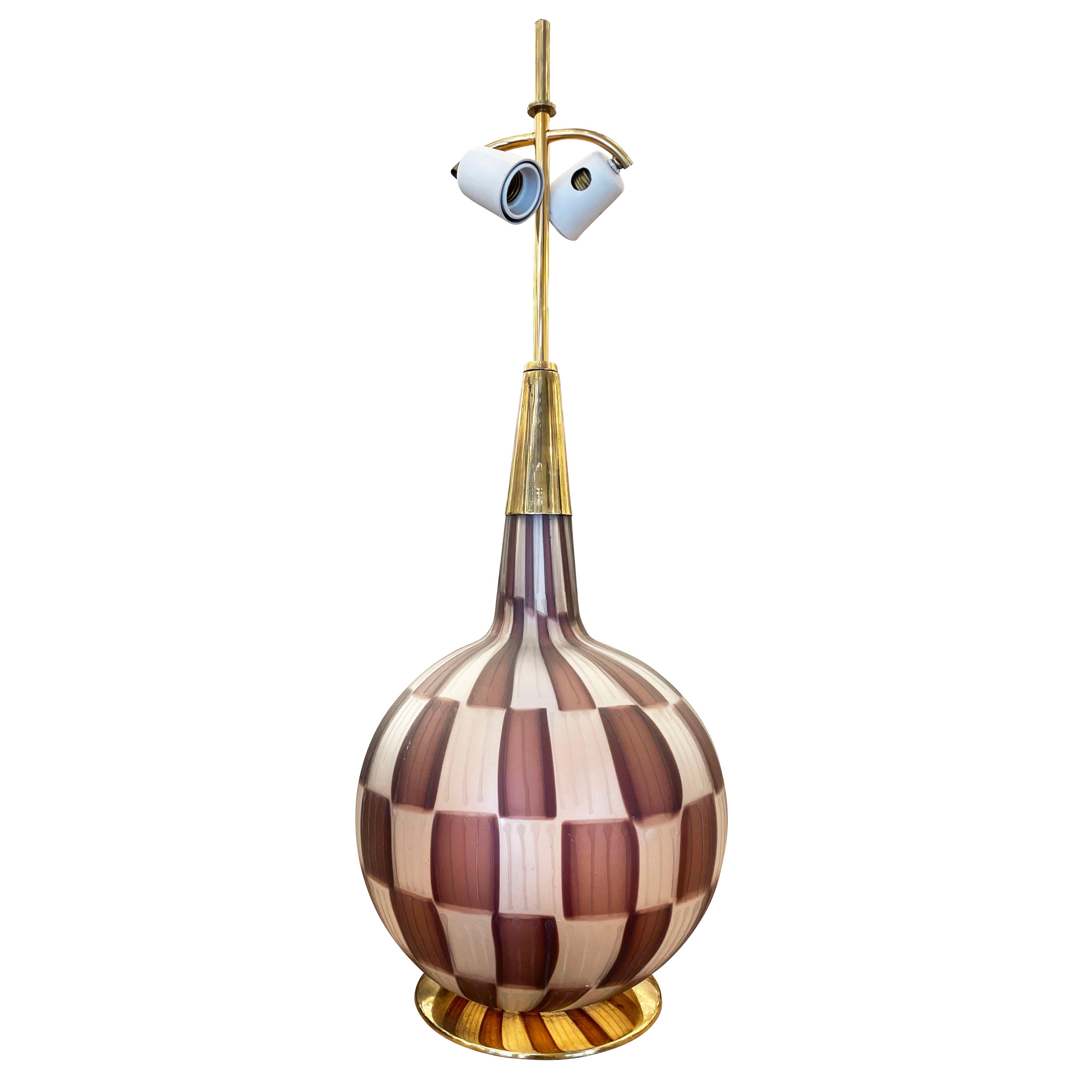 Large Italian mid-century table lamp which was the result of a collaboration between Stilnovo (marked) and Ercole Barovier. The glass handblown in the “pezzato” technique has alternating frosted and maroon squares while the hardware is brass. It has