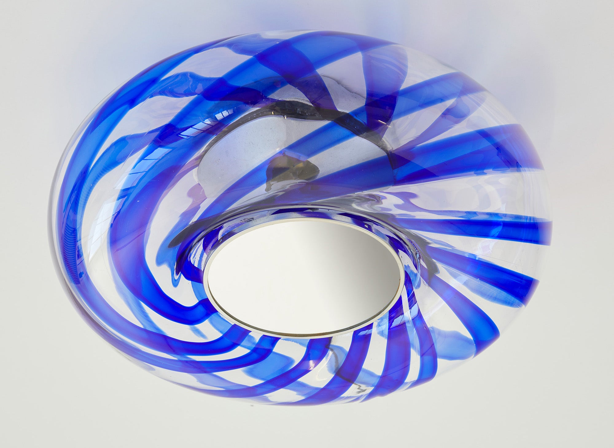 Wunderschöne Unterputzleuchte mit einem großen runden Diffusor aus mundgeblasenem Murano-Glas mit wunderschön gewellten tiefblauen Strudeln im Glas.

Im Inneren des Glasschirms befindet sich ein konischer Metallkern mit drei Lichtquellen.

Dies ist
