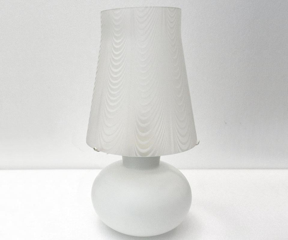 Large Murano glass table lamp, 1950s.
Base in milky blown glass with internal lighting, diffuser in blown glass working ‘Phoenician’.
Original electrical system.
In excellent condition.