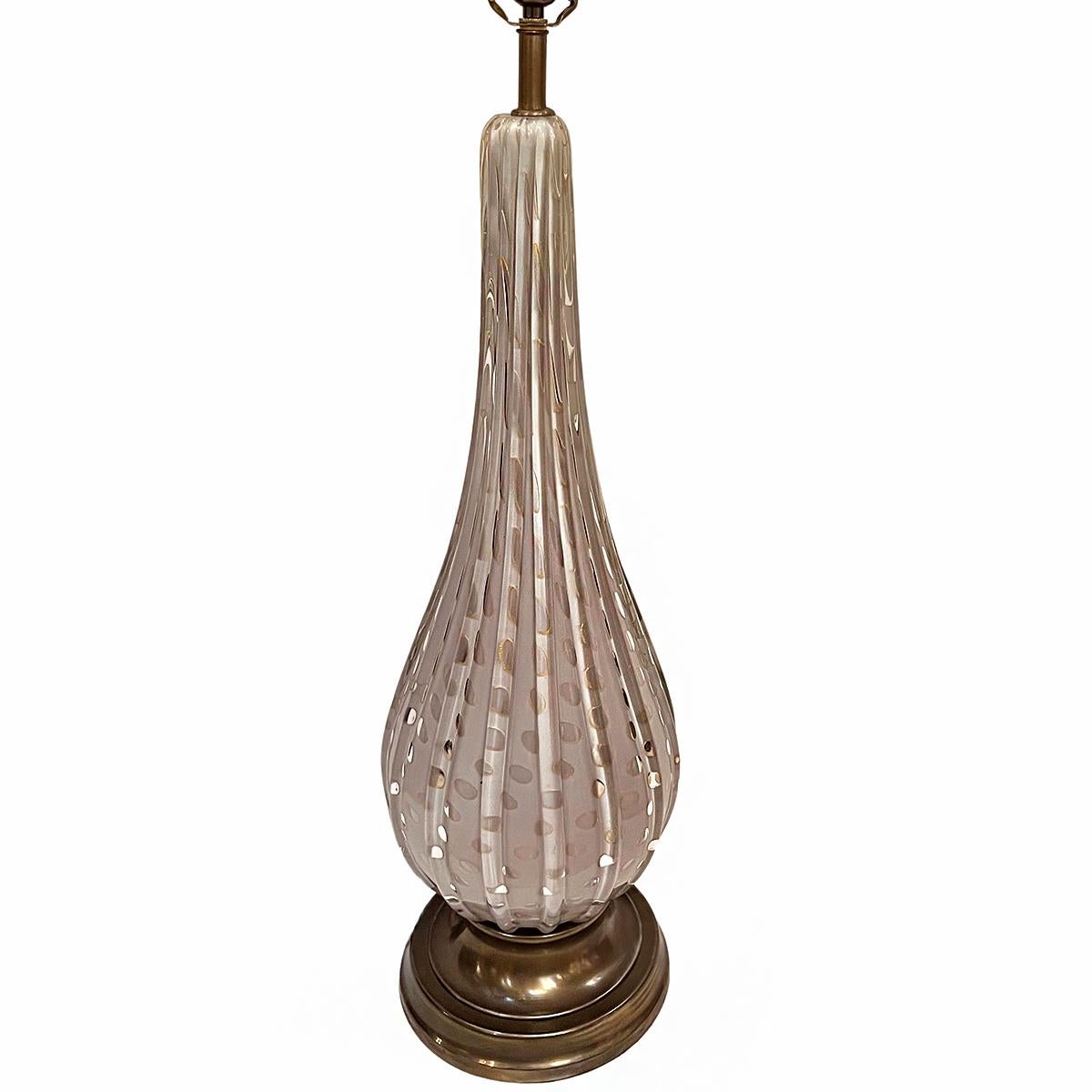 Una lampada in vetro soffiato italiana del 1950 circa.

Misure:
Altezza del corpo: 29
