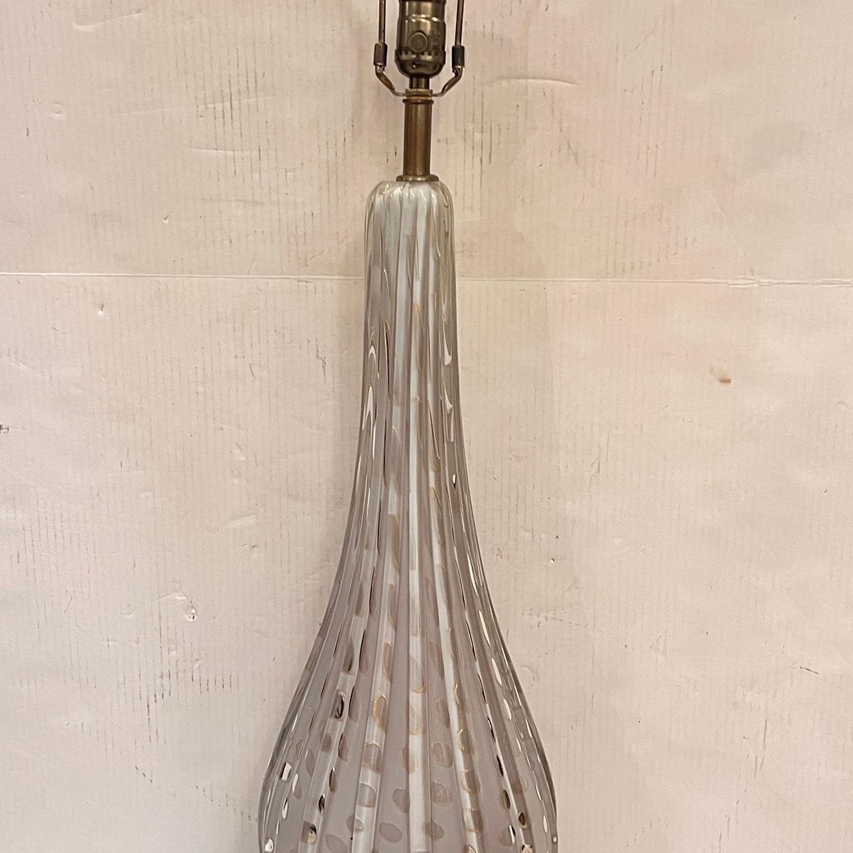 Italiano Lampada da tavolo grande in vetro di Murano in vendita