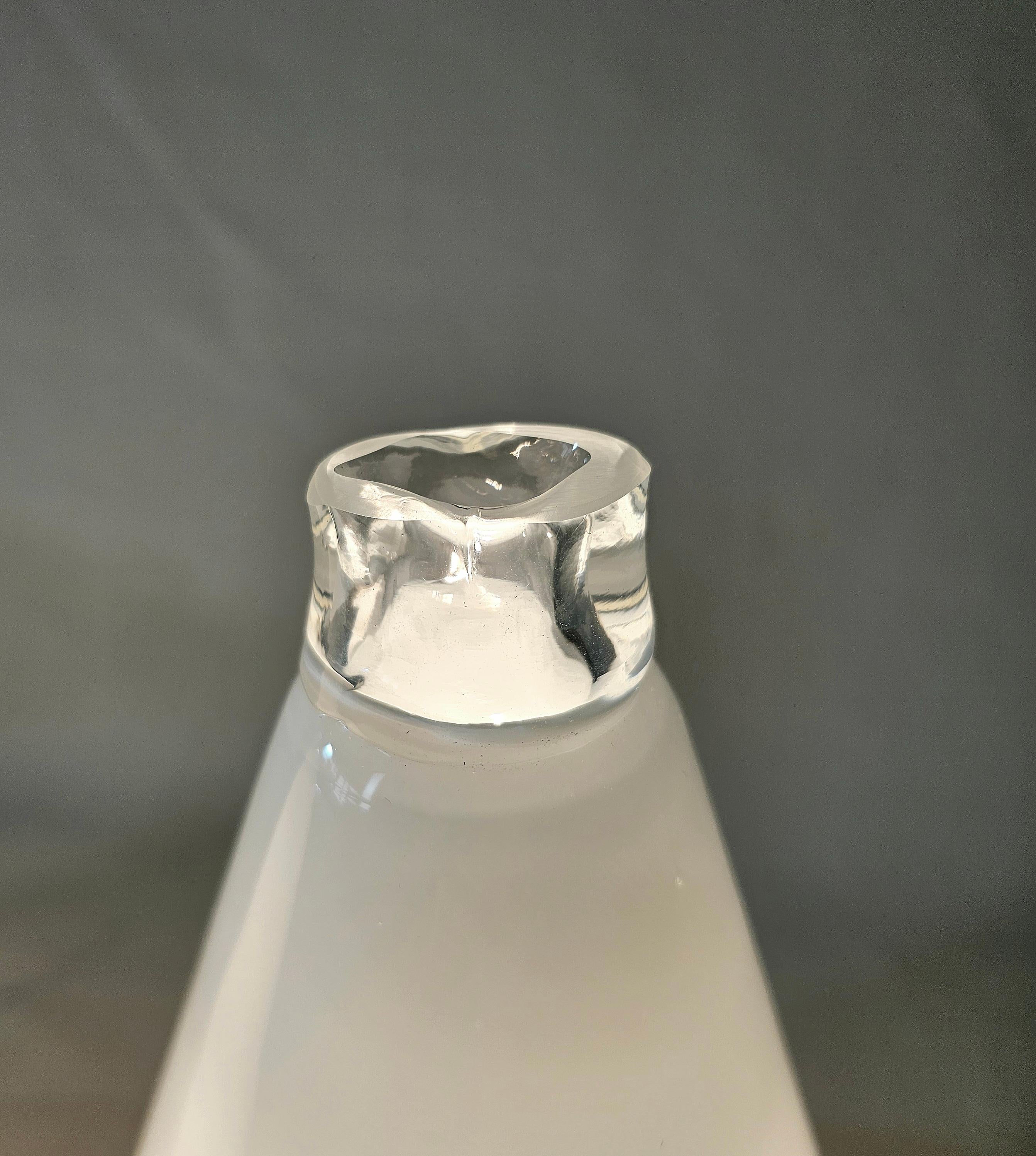 Cette rare paire de lampes Buto de Noti Massari a été fabriquée en Italie en 1977 et produite par Leucos. Grâce au magnifique verre laiteux soufflé à la main et au plateau transparent en verre de Murano, la lumière d'ambiance est vraiment