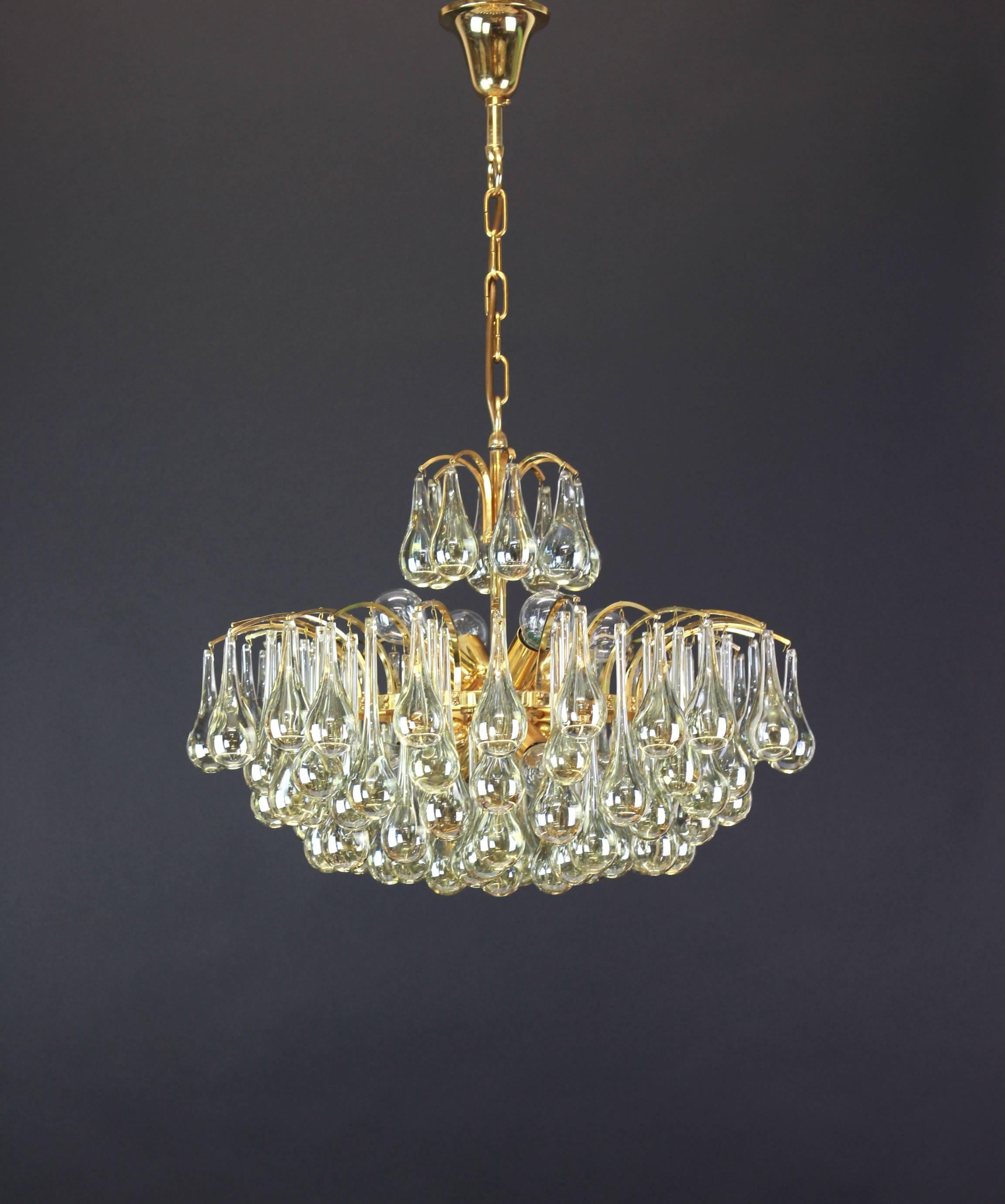 A stunning chandelier by Christoph Palme, Germany, manufactured in 1970s. It’s composed of Murano teardrop glass pieces on a gilded brass frame.

High quality and in very good condition. Cleaned, well-wired and ready to use. 

The fixture