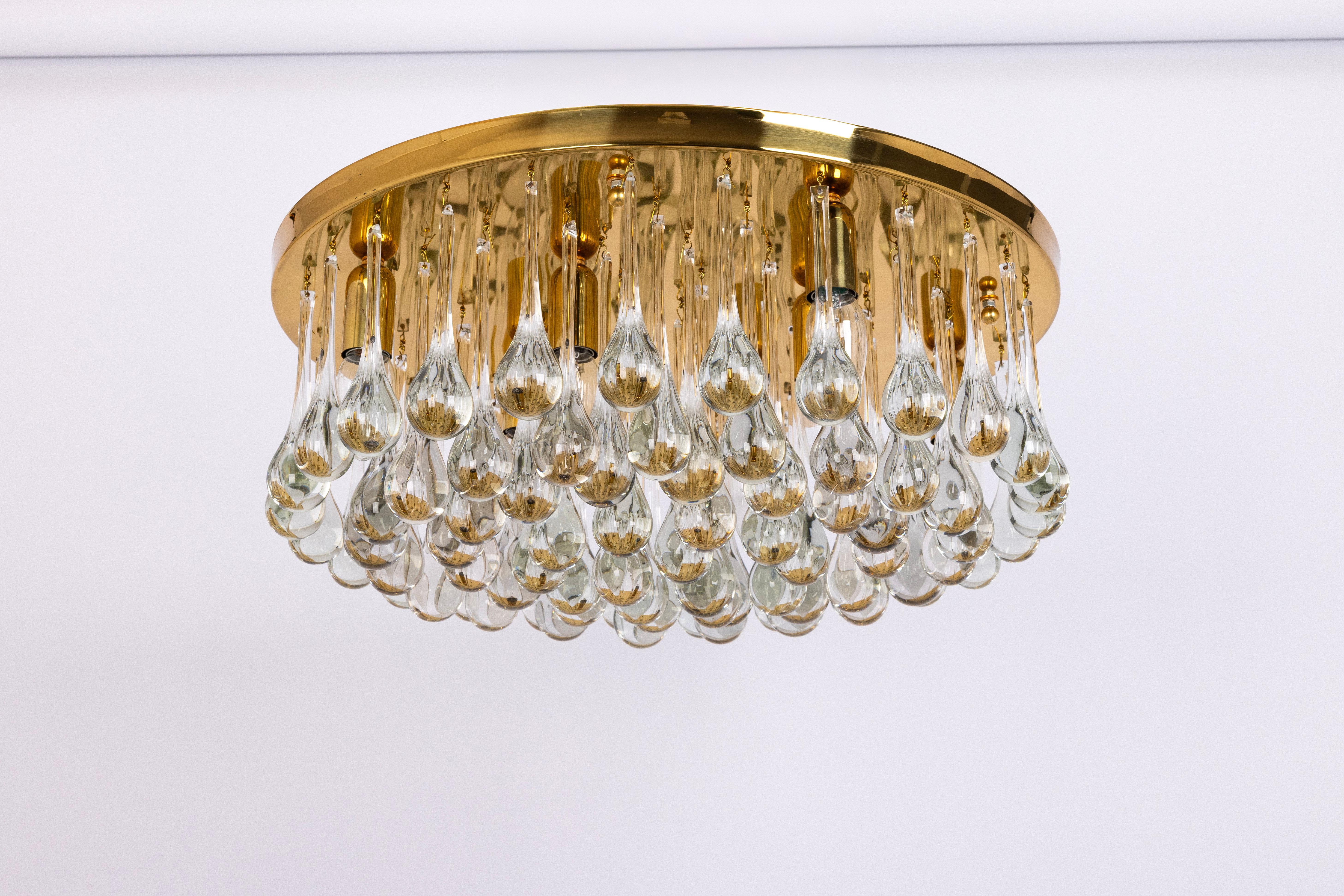 Una splendida lampada a incasso di grandi dimensioni realizzata da Christoph Palme, in Germania, negli anni '70. È composto da pezzi di vetro a goccia di Murano su una struttura in metallo/ottone.
Alta qualità dei materiali.

Prese di corrente: Per