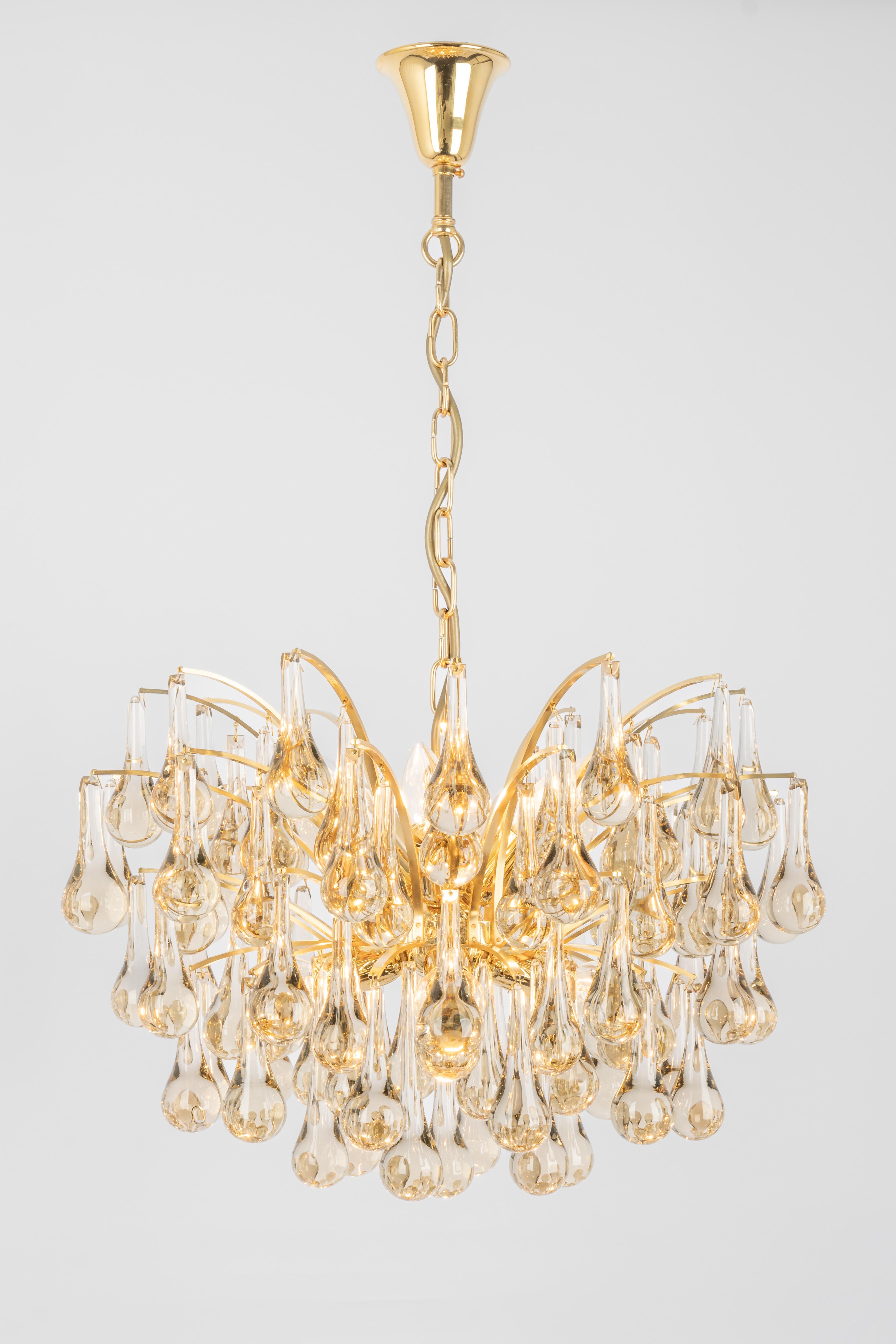 Stunning chandelier by Christoph Palme, Germany, manufactured in the 1970s. It’s composed of Murano teardrop glass pieces on a gilded brass frame.

High quality and in very good condition. Cleaned, well-wired, and ready to use. 

The fixture