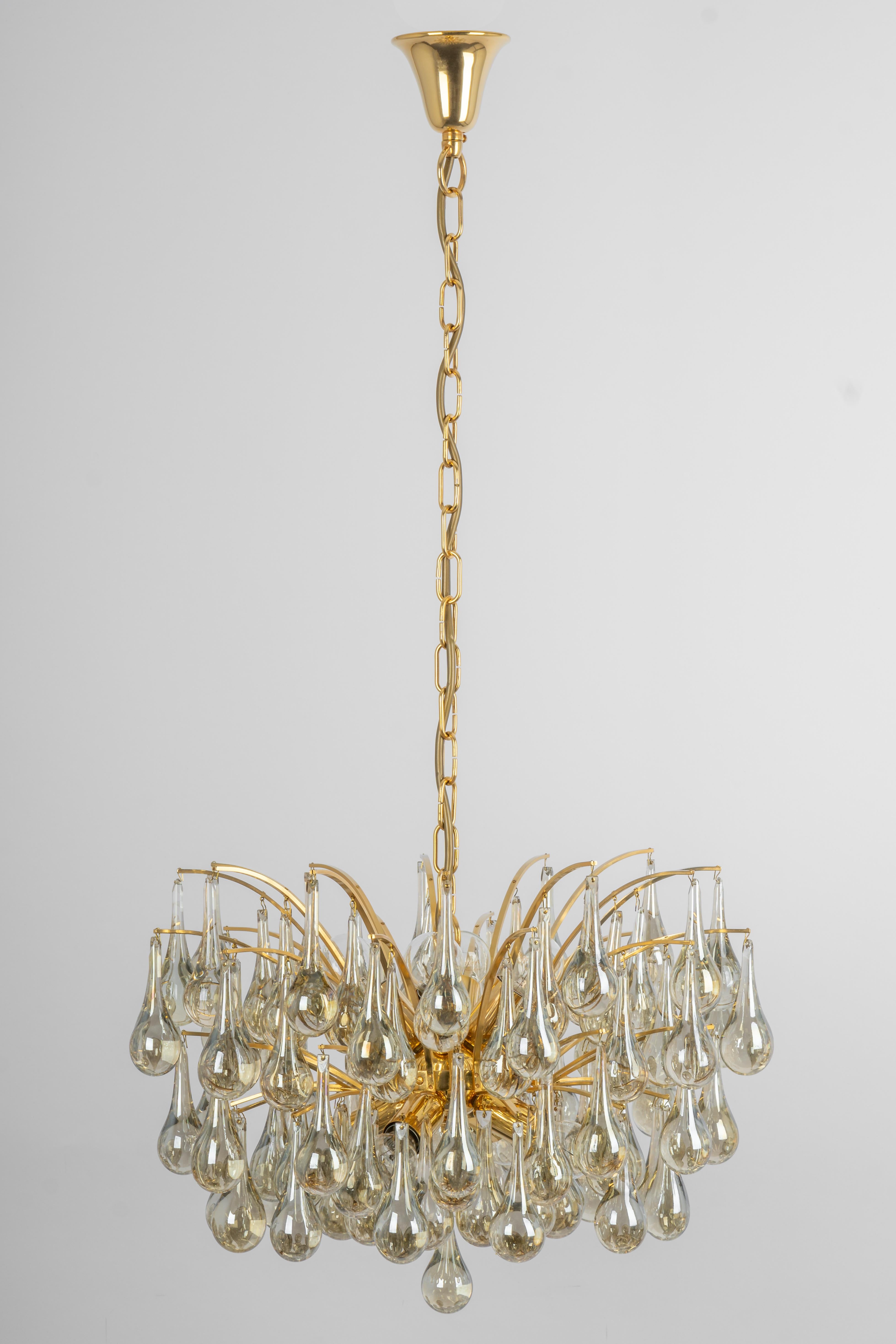 Stunning chandelier by Christoph Palme, Germany, manufactured in the 1970s. It’s composed of Murano teardrop glass pieces on a gilded brass frame.

High quality and in very good condition. Cleaned, well-wired, and ready to use. 

The fixture