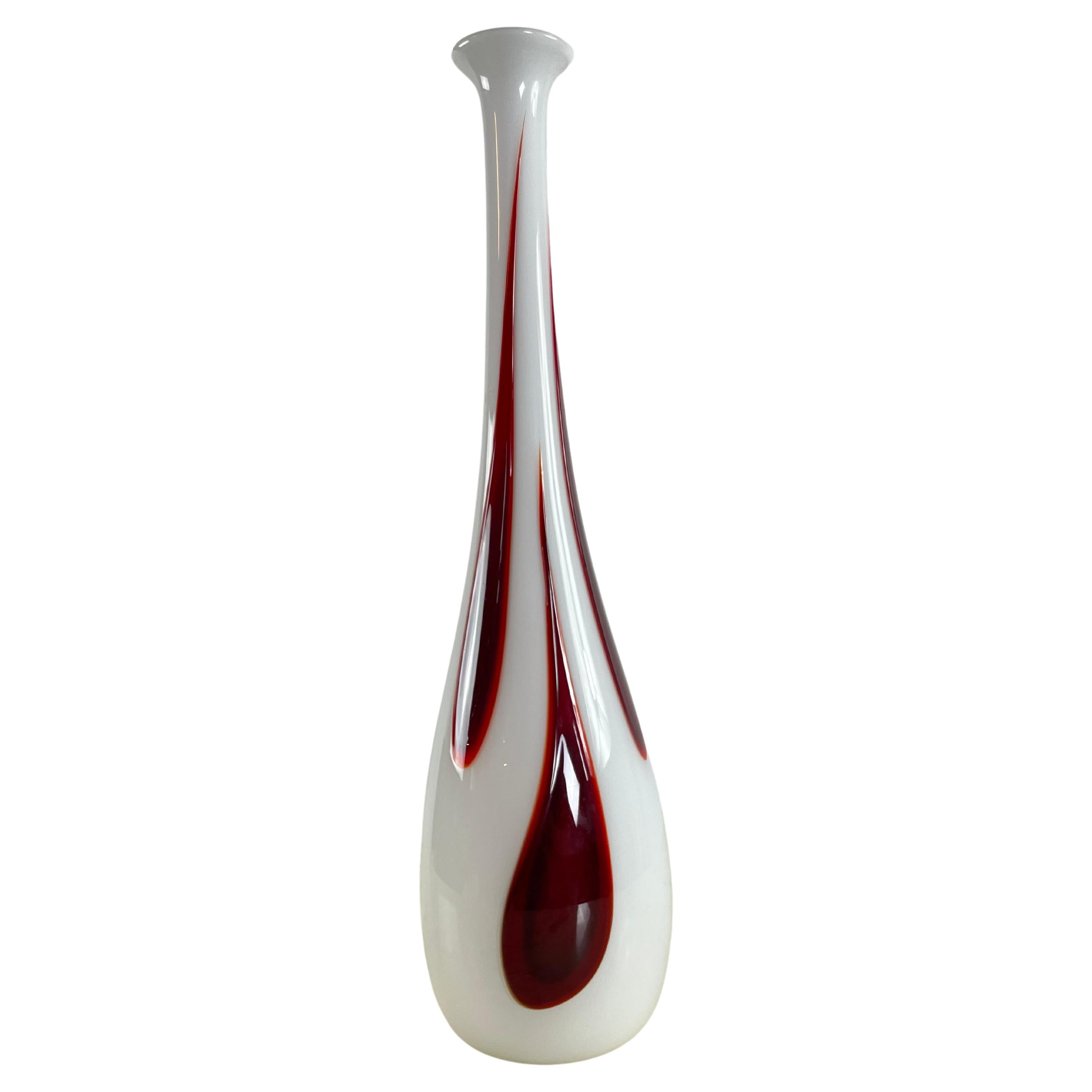 Grand vase en verre de Murano, fait à la main avec la technique du verre soufflé, années 1970.
Intact et en bon état.
60 cm de haut !
Fabriqué à la main, comme en témoignent les petites bulles d'air à l'intérieur du verre et le point de contact avec