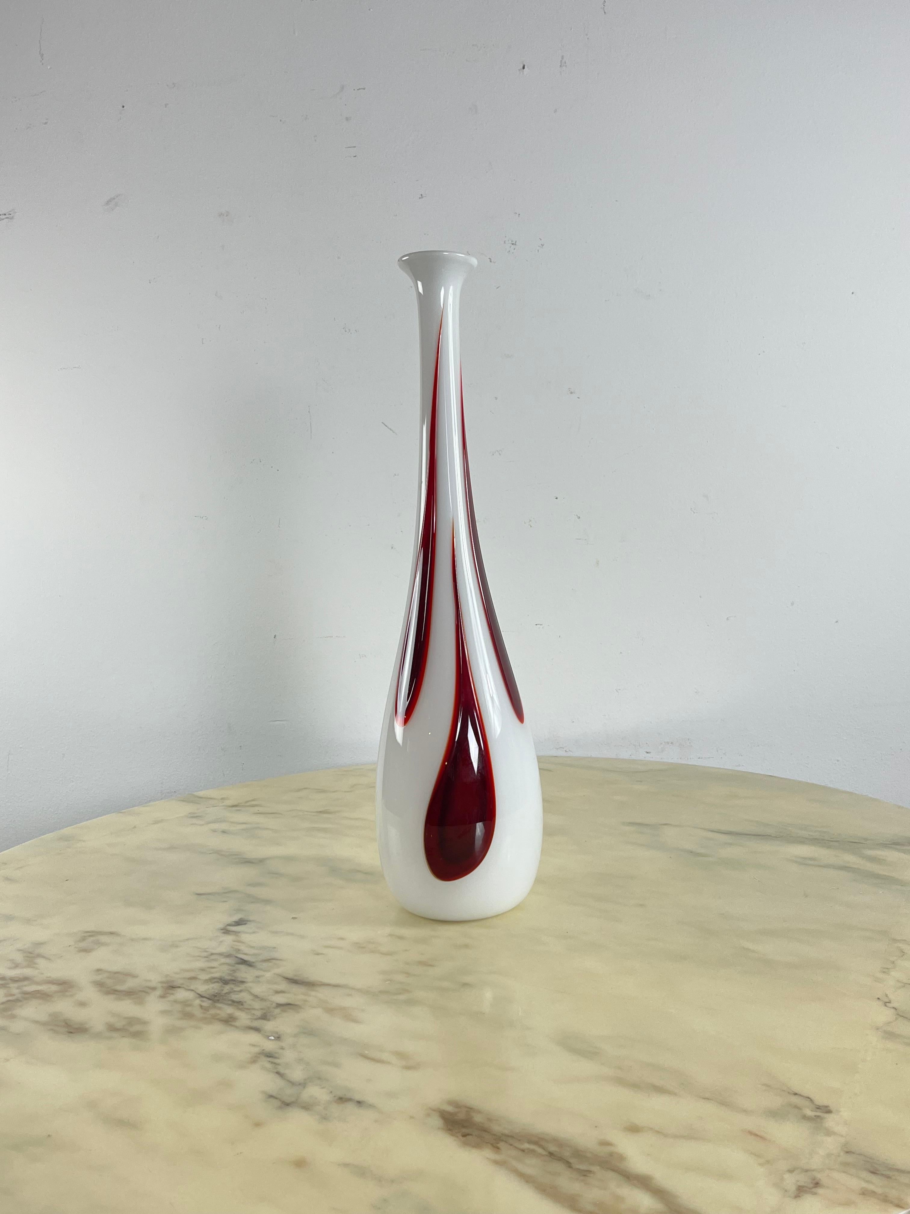 italien Grand vase en verre de Murano, fabriqué à la main avec la technique du verre soufflé des années 1970 en vente