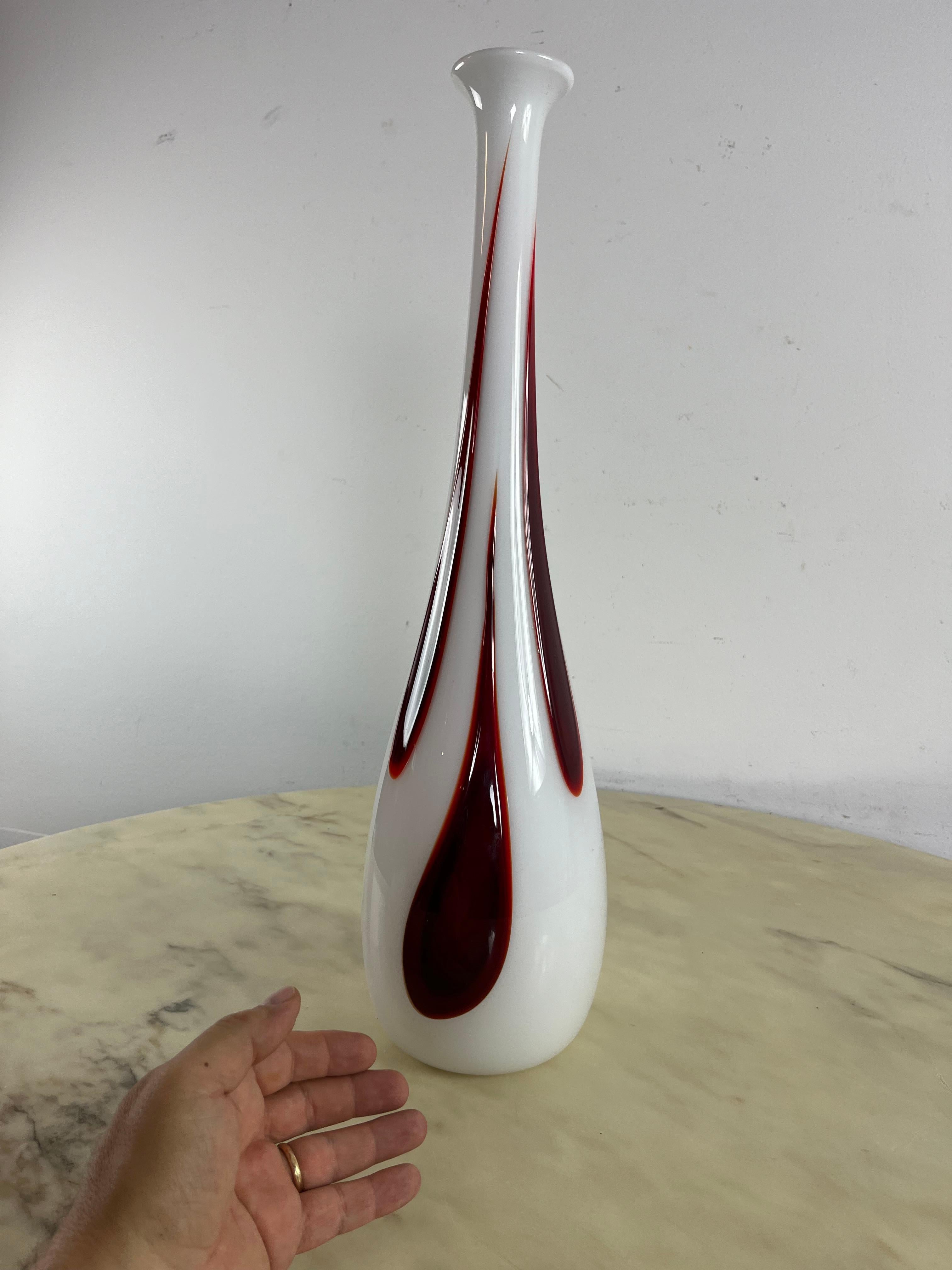 Grand vase en verre de Murano, fabriqué à la main avec la technique du verre soufflé des années 1970 Bon état - En vente à Palermo, IT