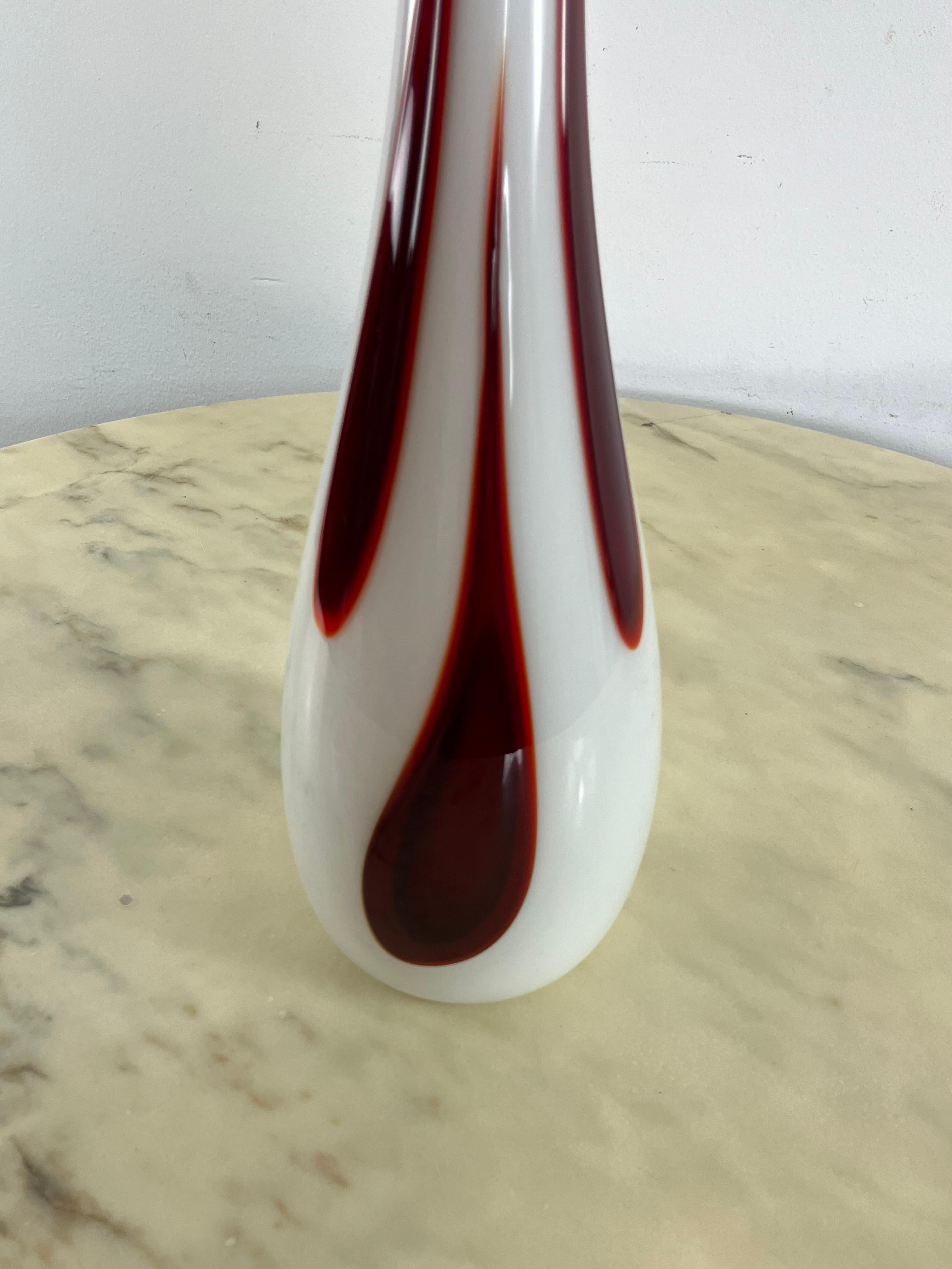 Fin du 20e siècle Grand vase en verre de Murano, fabriqué à la main avec la technique du verre soufflé des années 1970 en vente