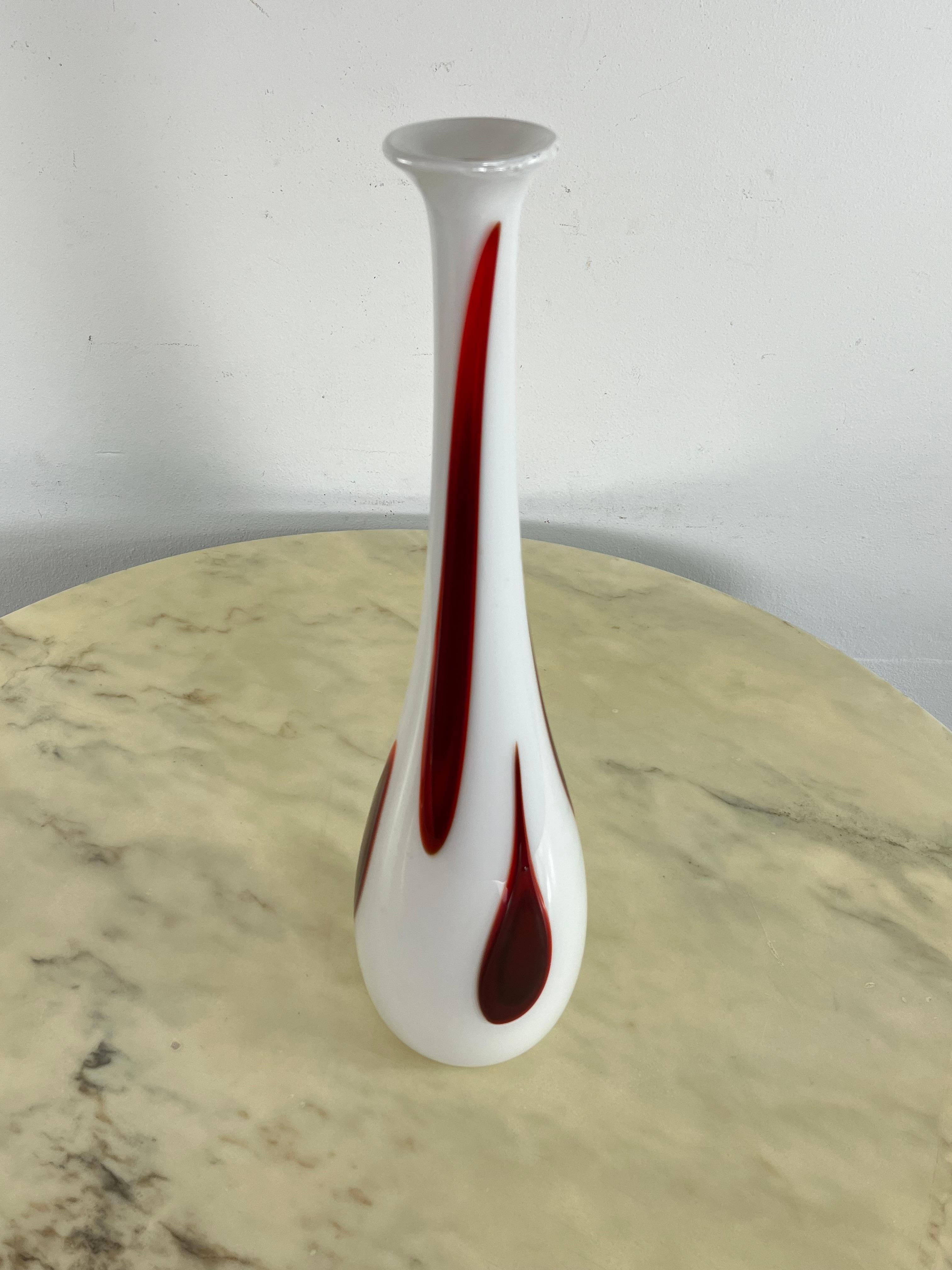 Grand vase en verre de Murano, fabriqué à la main avec la technique du verre soufflé des années 1970 en vente 3