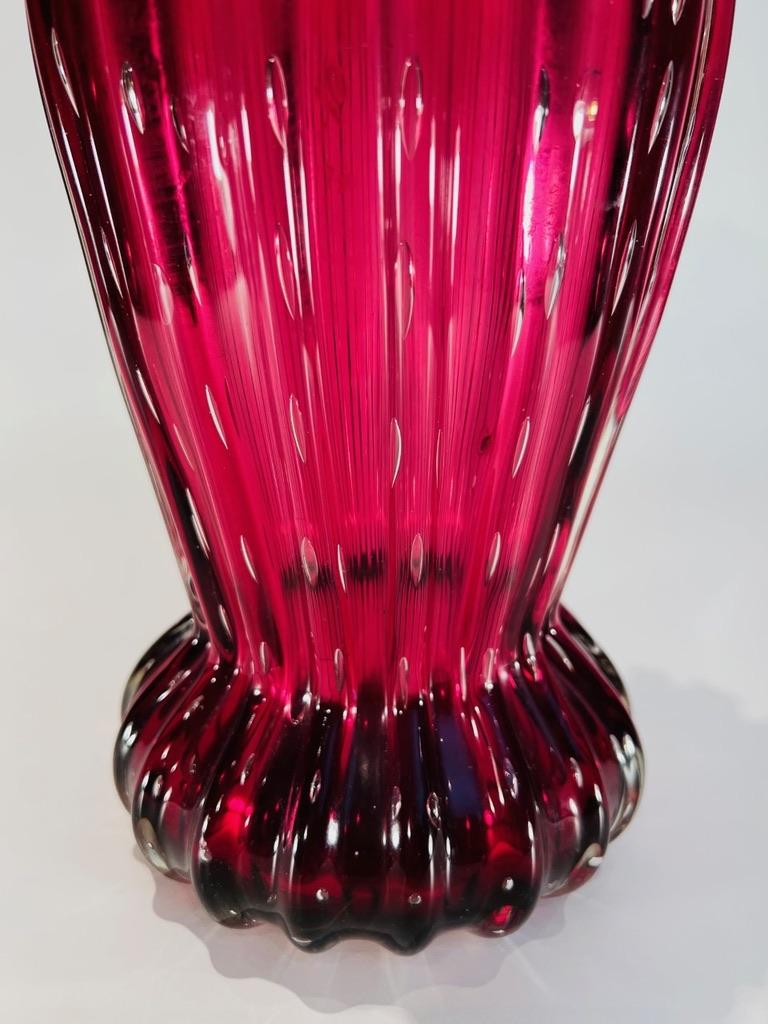 Large Murano glass vase red with air bubbles inside circa 1950. In Good Condition For Sale In Rio De Janeiro, RJ