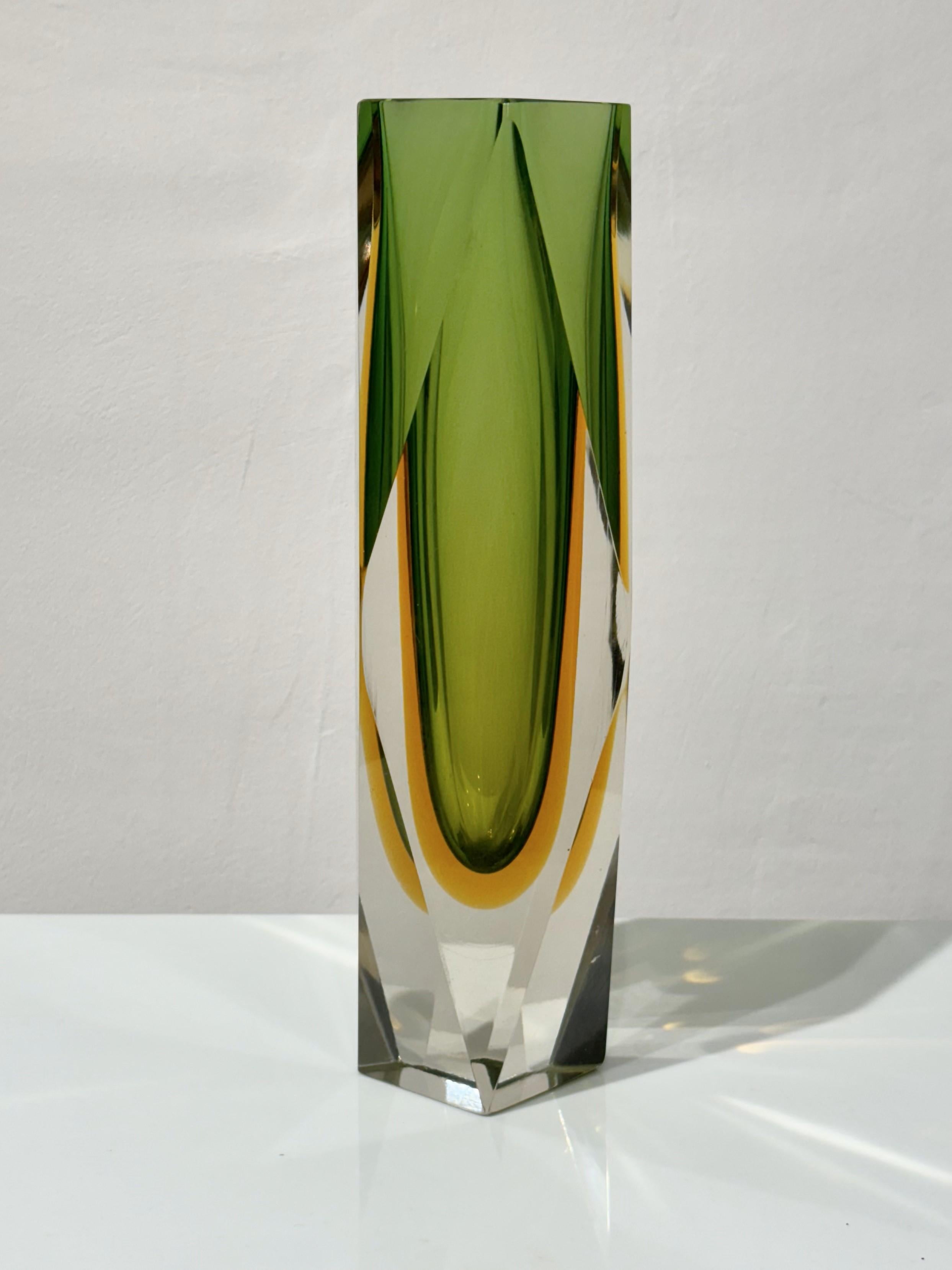 Ce grand vase à facettes utilise la technique du Sommerso de Murano : une couche de jaune vif et une autre de vert recouvrent l'intérieur du vase en verre épais et transparent.
D'une taille inhabituelle et d'une belle épaisseur, ce vase est un objet