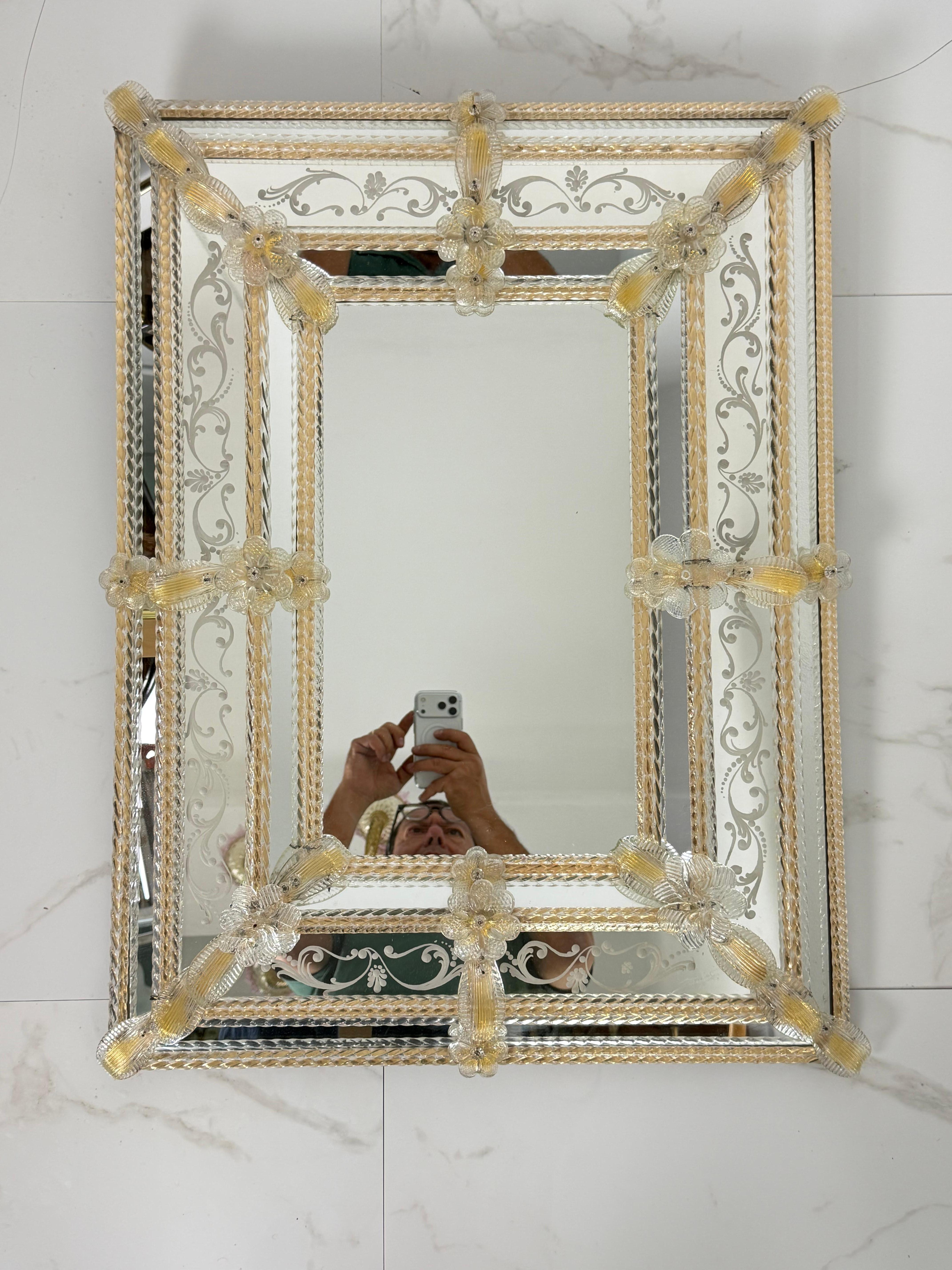 Grand miroir mural en verre de Murano attribué à Barovier&Toso, années 1940
Intacte et en bon état, elle mesure 80 x 62 cm !

Découvert dans un appartement noble de Venise.