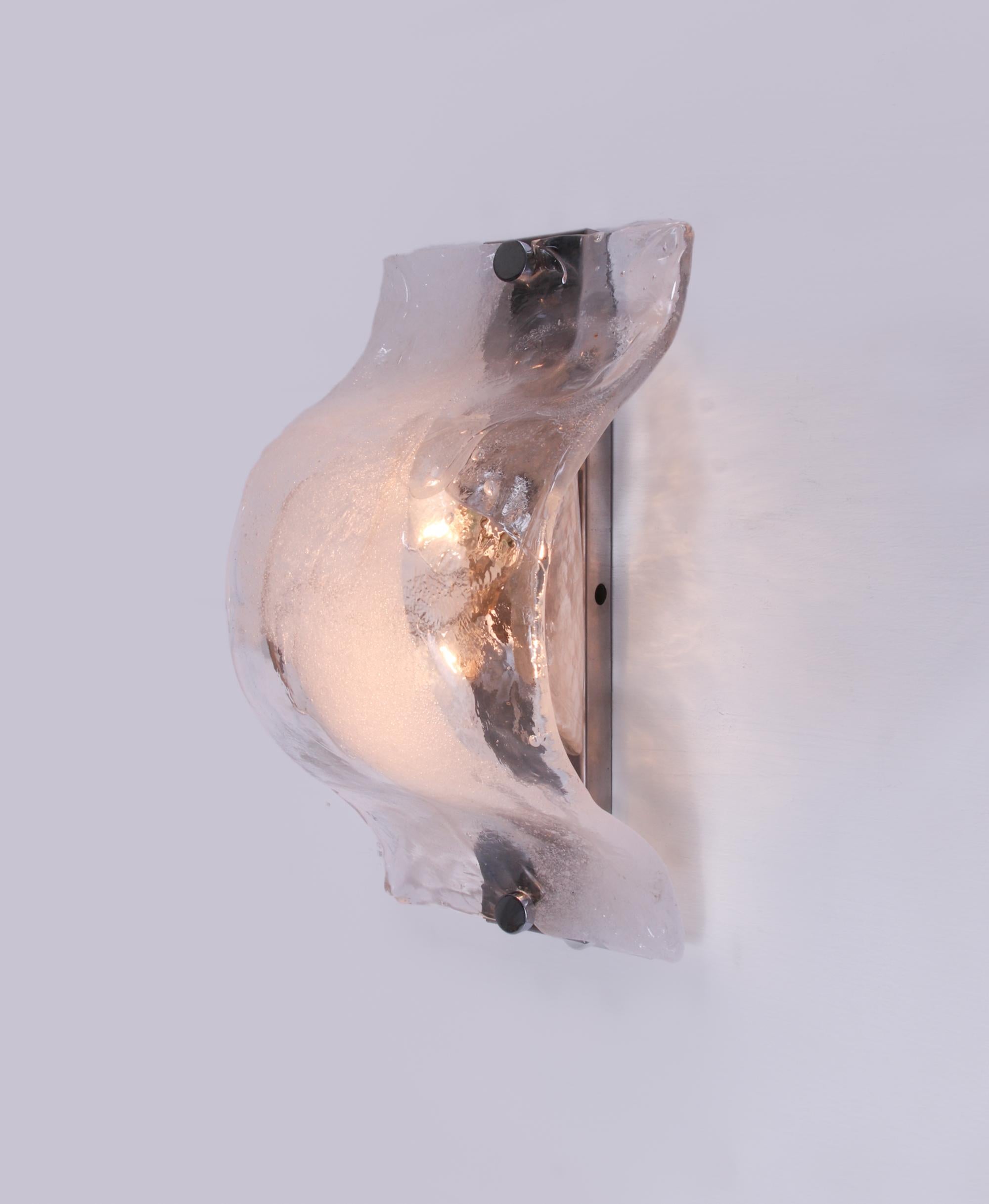 Elegante applique murale et montage encastré de Murano en verre soufflé blanc et clair, monté sur une plaque arrière chromée. L'applique éclaire magnifiquement et offre beaucoup de lumière. Gemme de l'époque. Avec ce luminaire, vous faites une