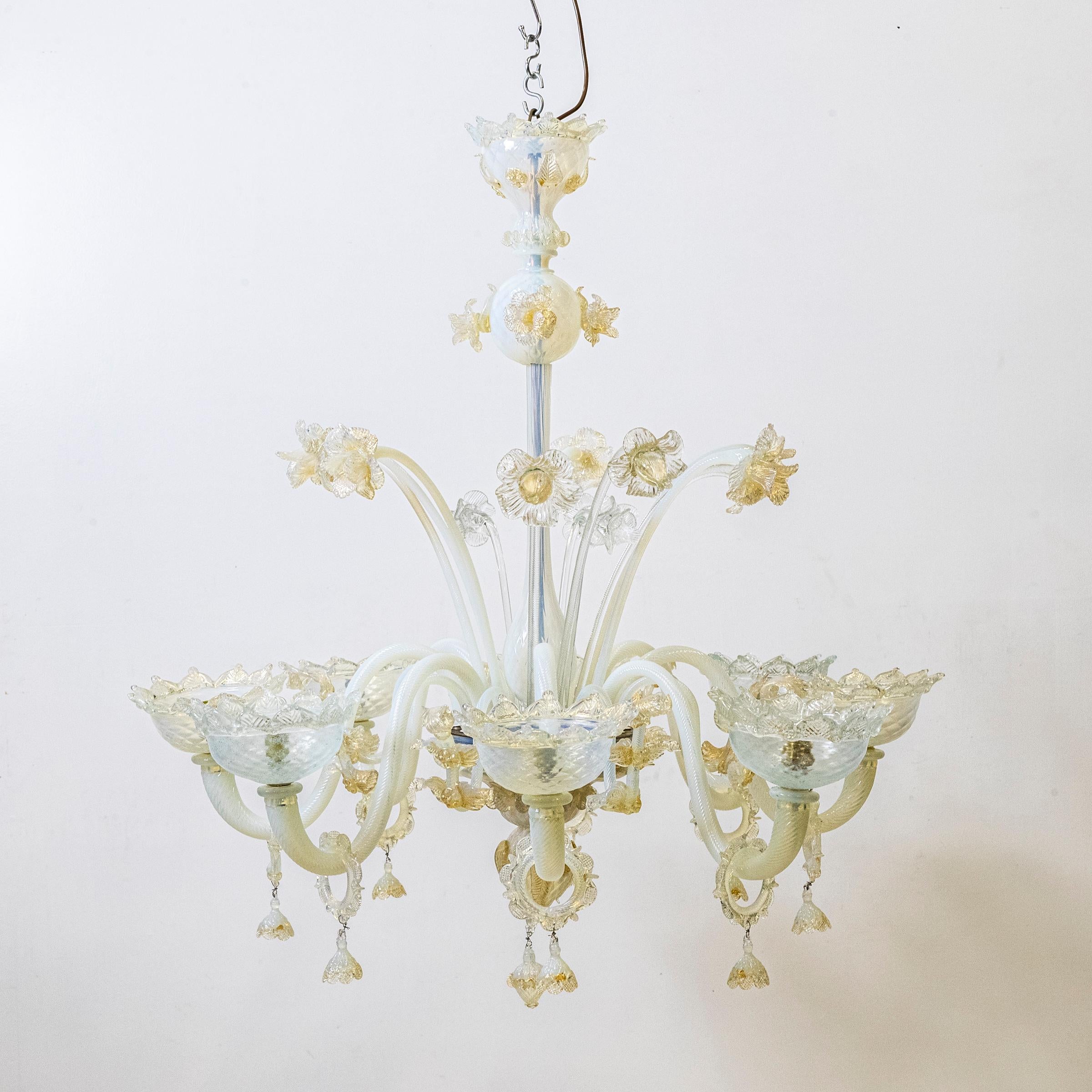 Hand-Blown Venetian White & Gold Murano Glass Chandelier, 

An exceptional Venetian chandelier of grand scale, hand-blown in Murano attributed to the celebrated Barovier & Toso glassworks. This magnificent piece demonstrates the artistry for which