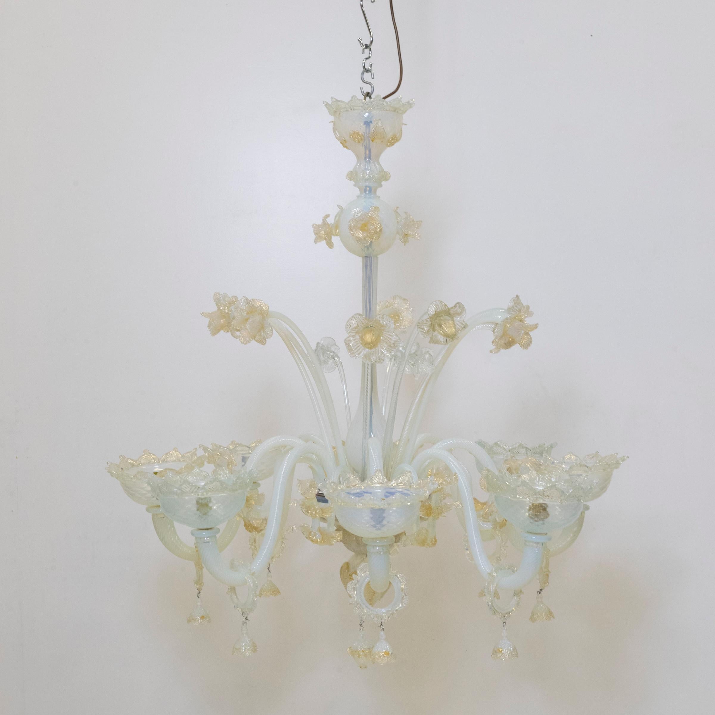 Italiano Large Murano Glass White & Gold Chandelier  Floral Venetian Light in vendita