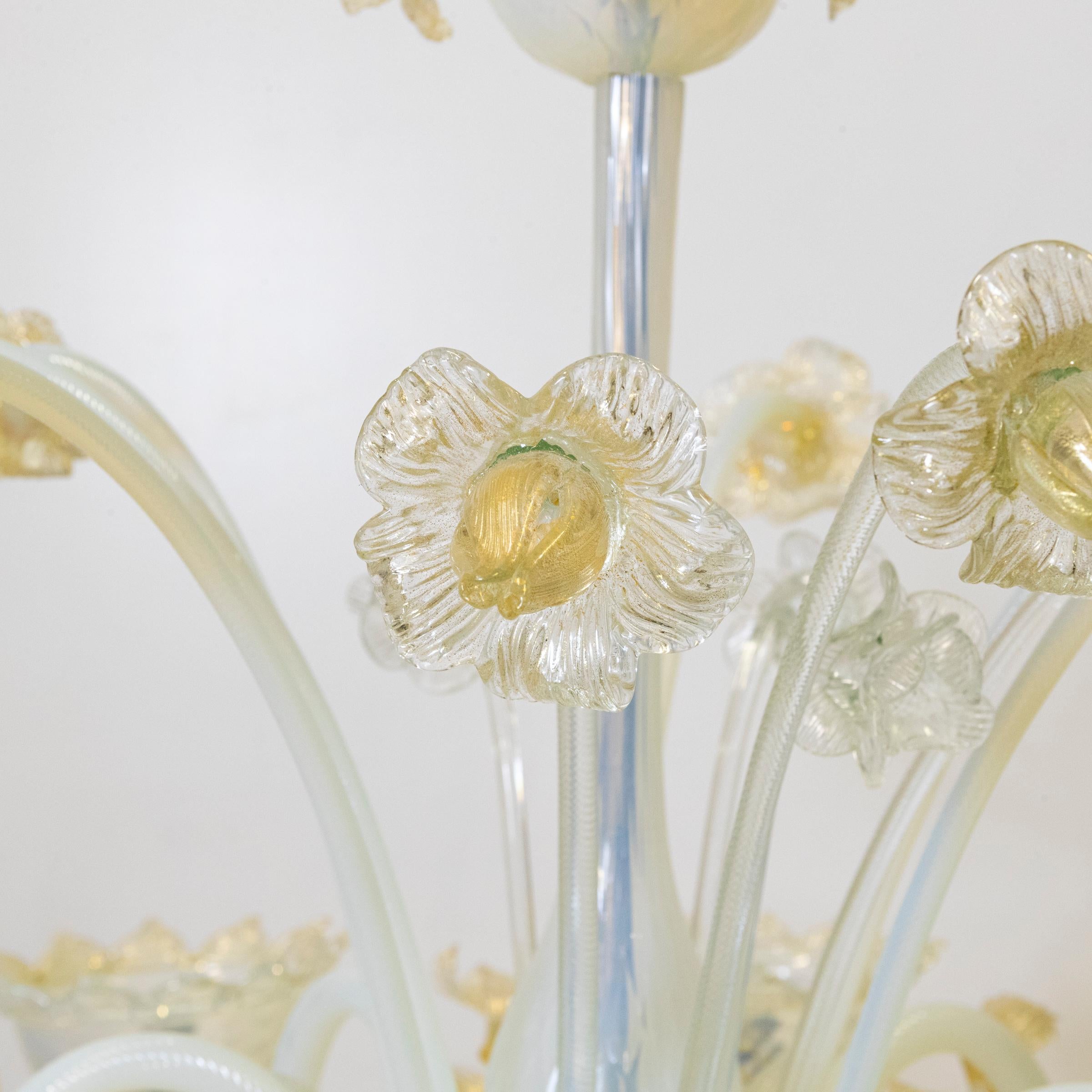 Large Murano Glass White & Gold Chandelier  Floral Venetian Light In condizioni buone in vendita a Ware, GB