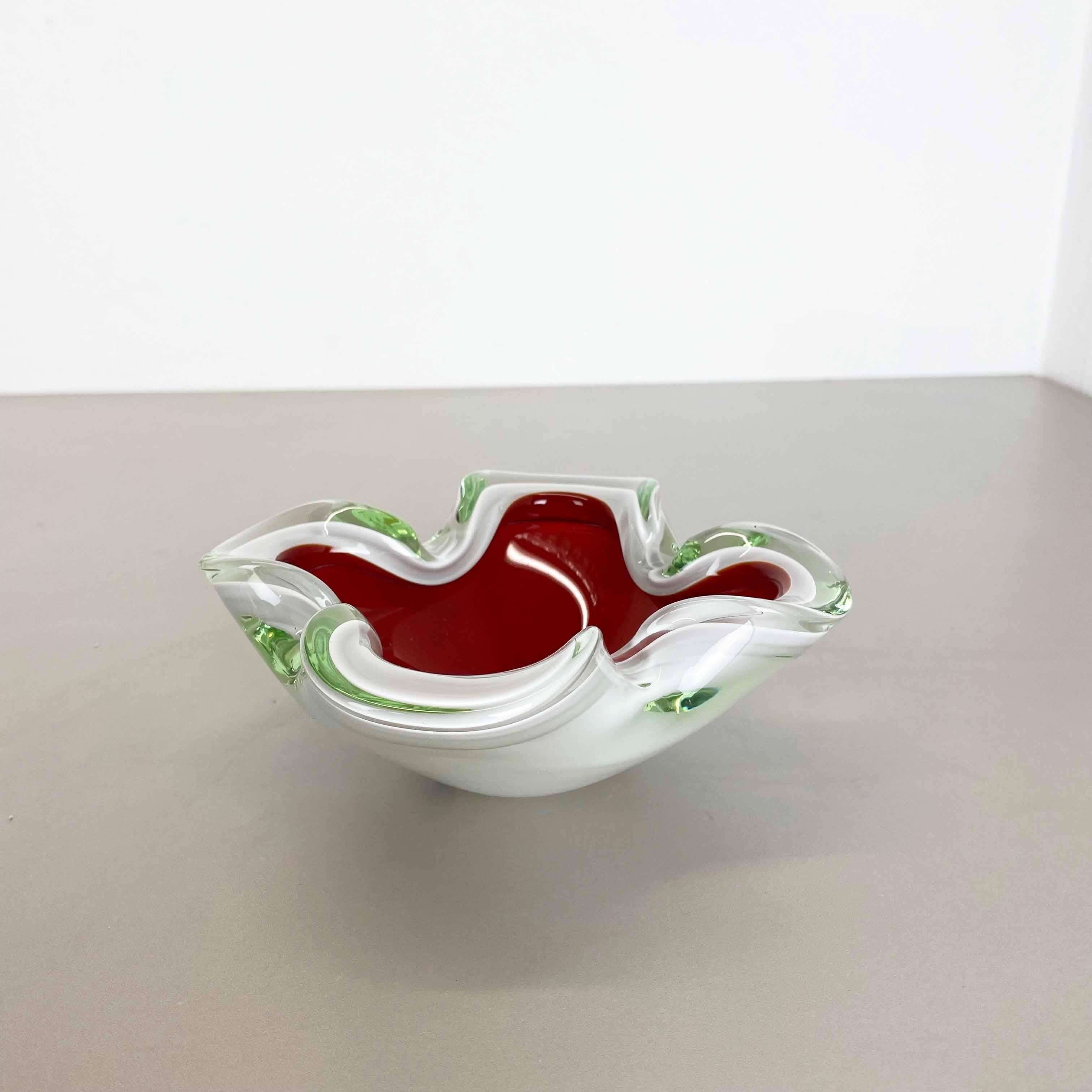 Large Murano Glass white-red  1, 1 kg Bowl Shell Ashtray Murano, Italy, 1970s In Good Condition For Sale In Kirchlengern, DE