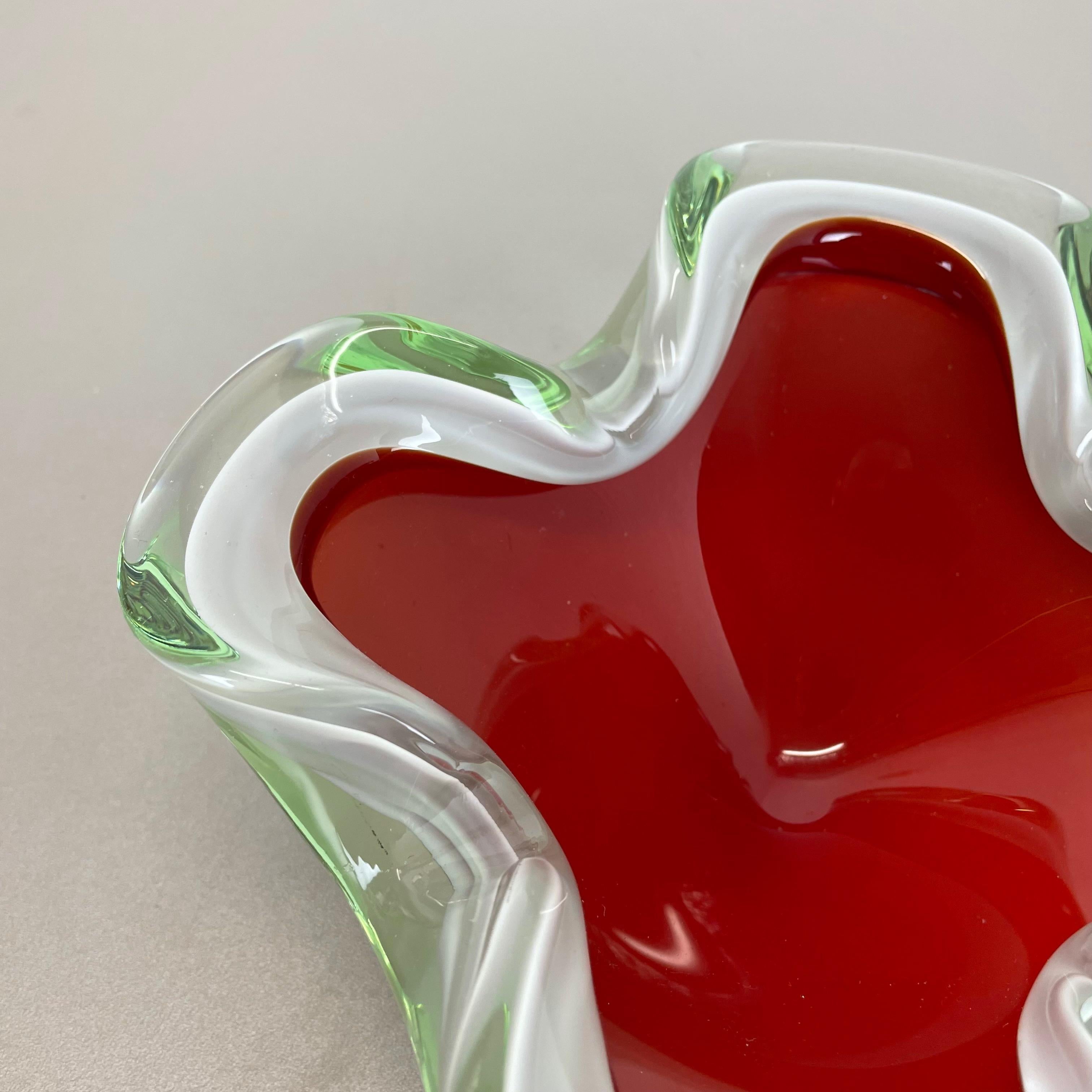Large Murano Glass white-red  1, 1 kg Bowl Shell Ashtray Murano, Italy, 1970s For Sale 3