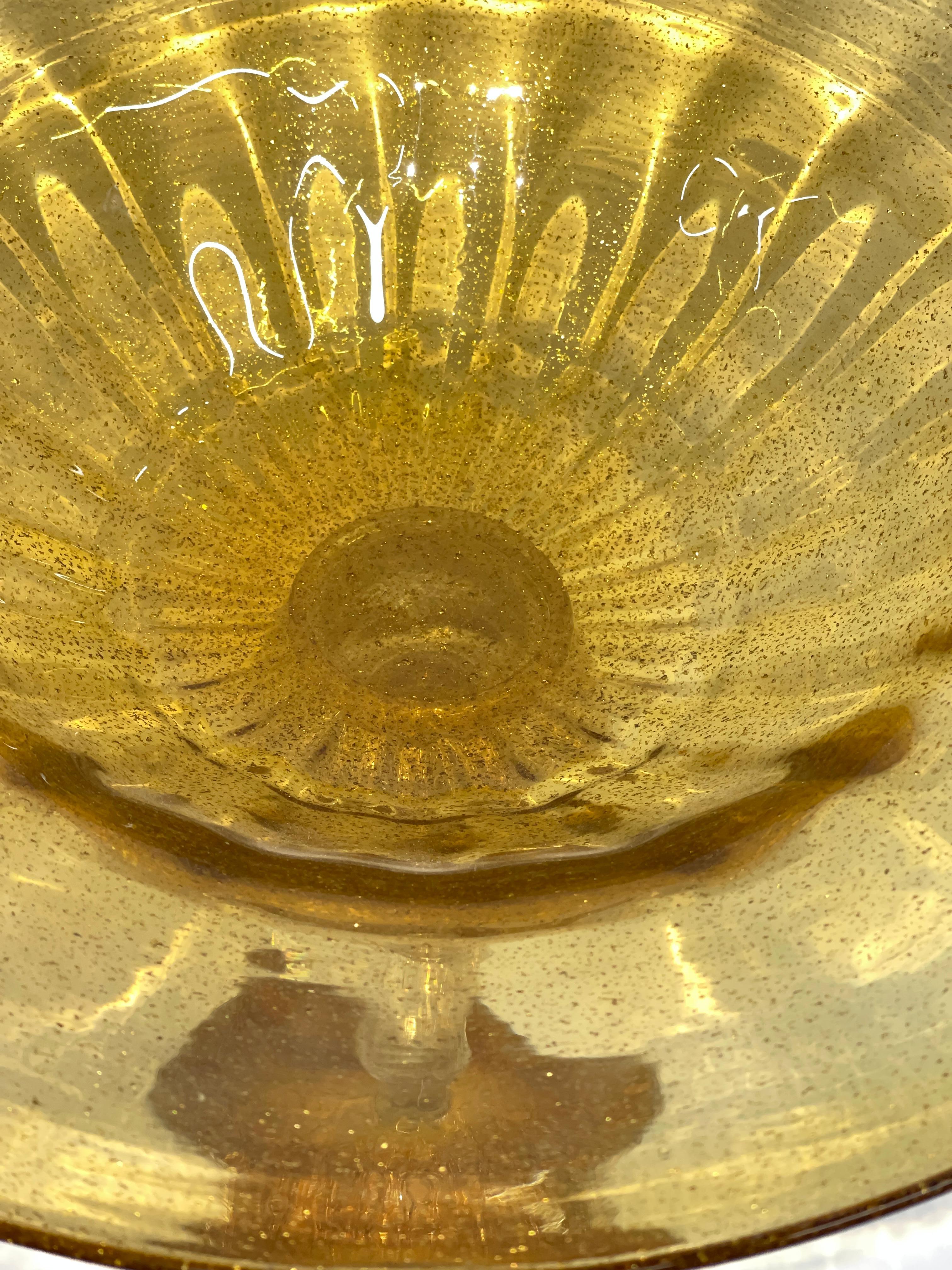 Tazza grande de cristal dorado de Murano en venta 1