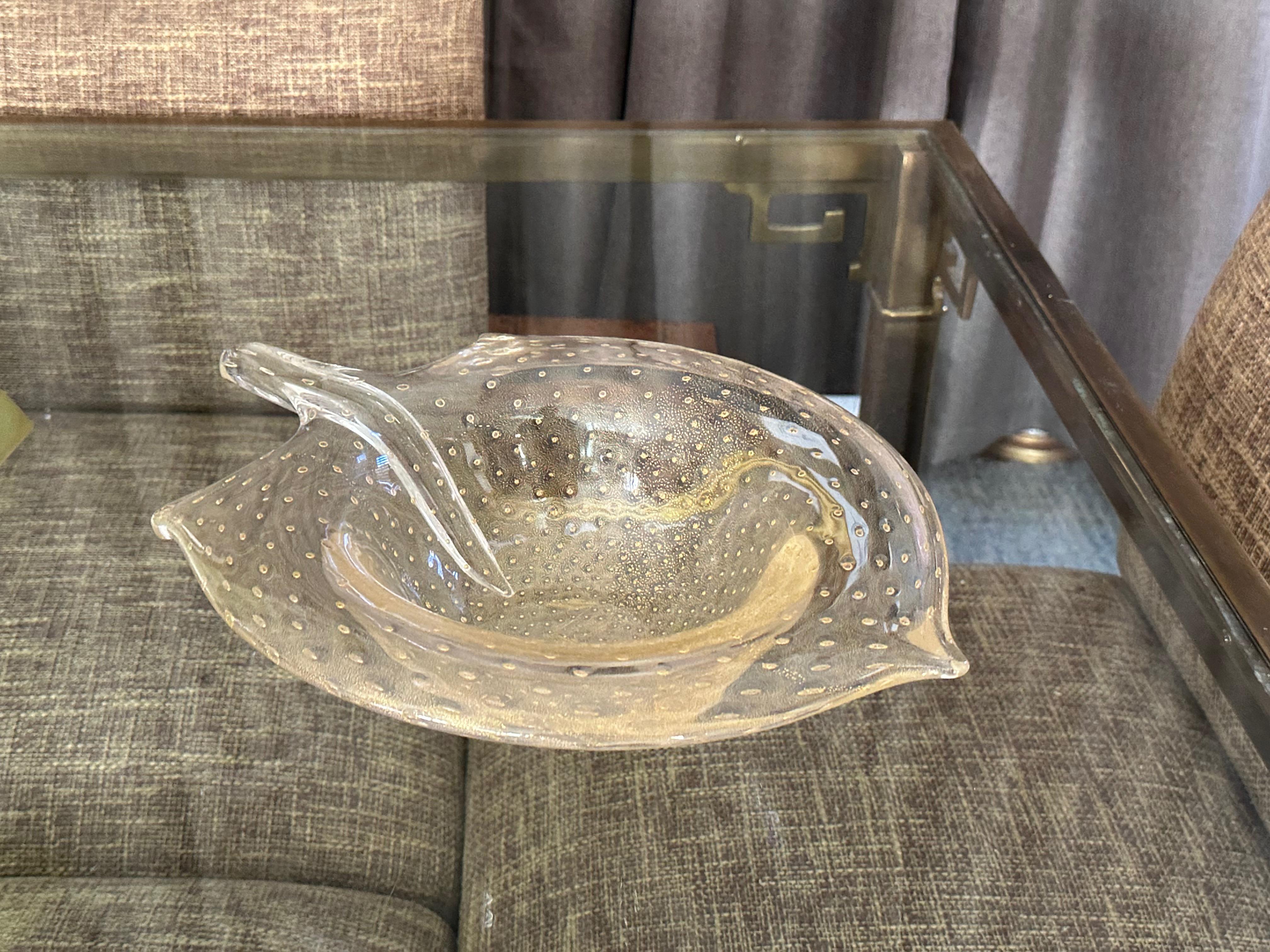 Große Schale aus mundgeblasenem Murano-Klarglas mit Goldflecken in organischer Form. Unterseite signiert 